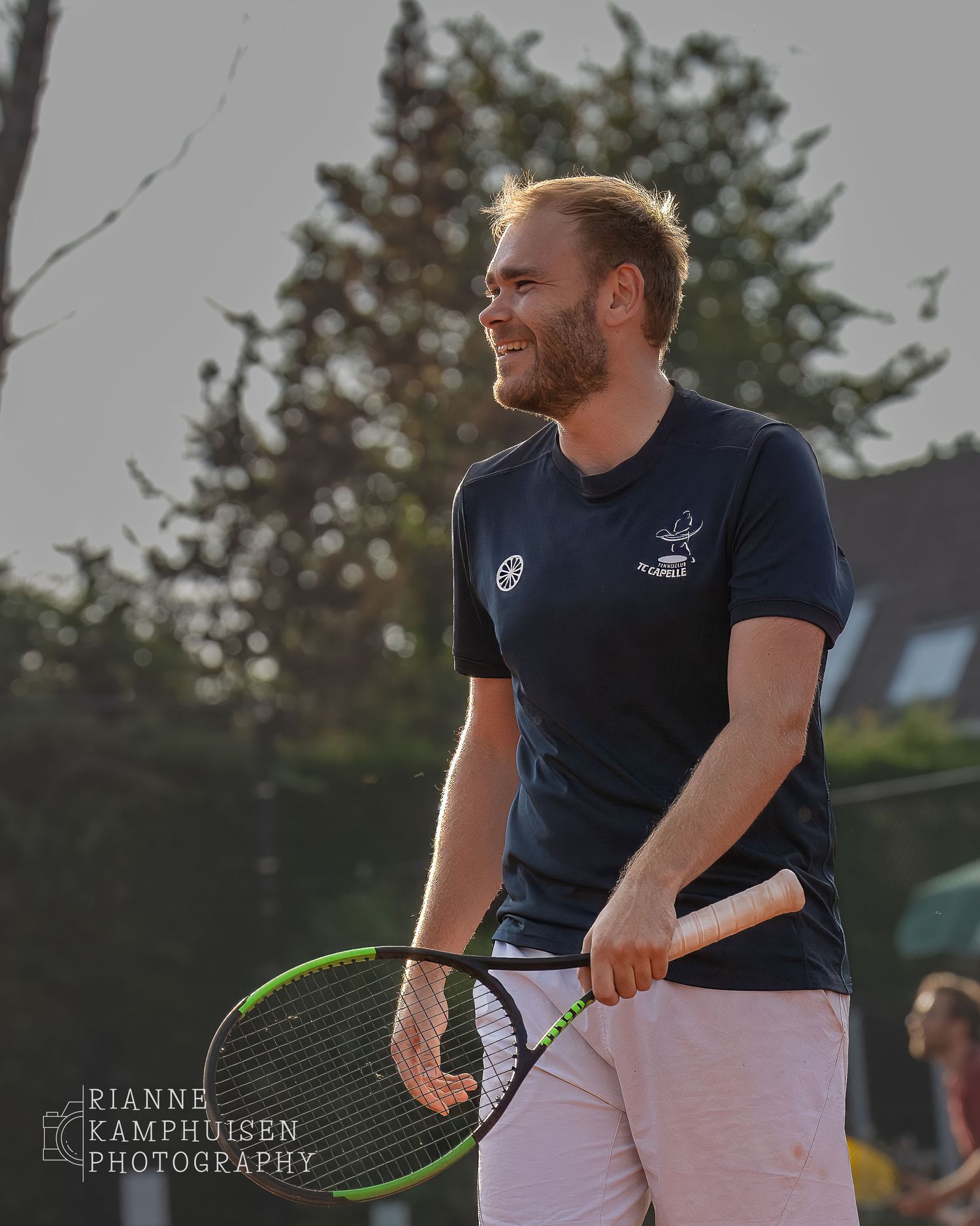 Actiefoto's van gravel tennistoernooi met spelers in actie, dubbelspel, toeschouwers en zomerse sfeer rond de baan.