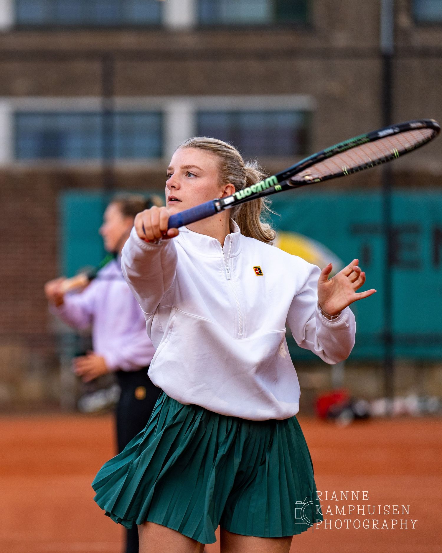 Actiefoto's van gravel tennistoernooi met spelers in actie, dubbelspel, toeschouwers en zomerse sfeer rond de baan.