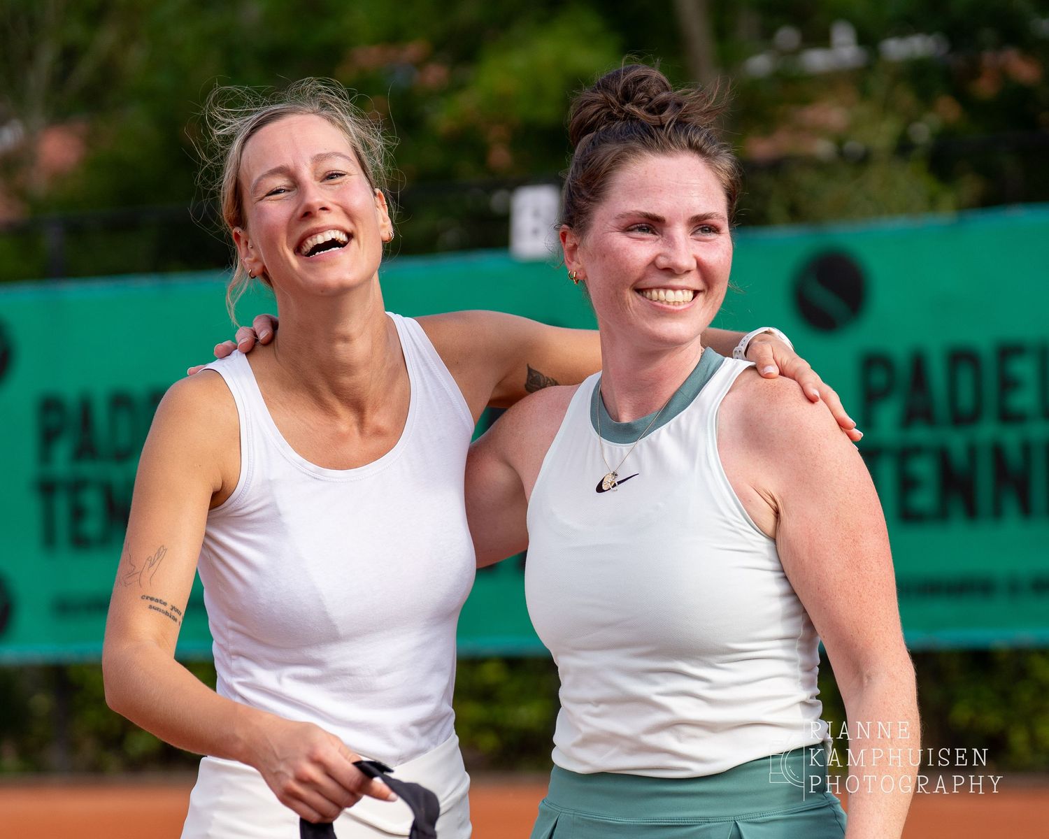 Actiefoto's van gravel tennistoernooi met spelers in actie, dubbelspel, toeschouwers en zomerse sfeer rond de baan.