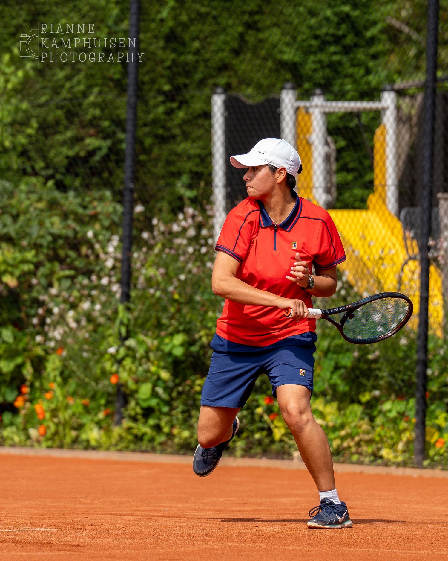 Actiefoto's van gravel tennistoernooi met spelers in actie, dubbelspel, toeschouwers en zomerse sfeer rond de baan.