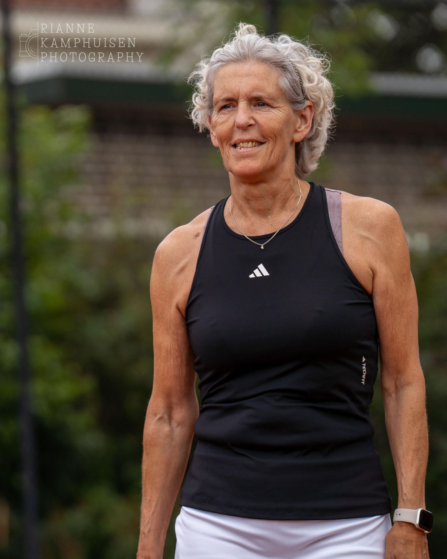 Actiefoto's van gravel tennistoernooi met spelers in actie, dubbelspel, toeschouwers en zomerse sfeer rond de baan.