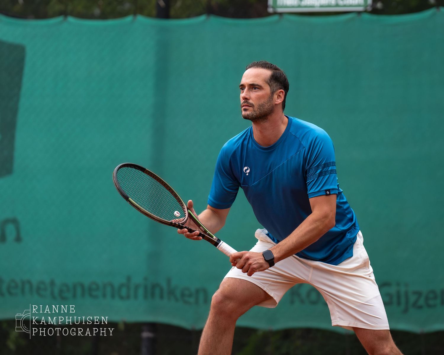 Actiefoto's van de zaterdag van een gravel tennistoernooi met spelers in actie, dubbelspel, toeschouwers en zomerse sfeer rond de baan.