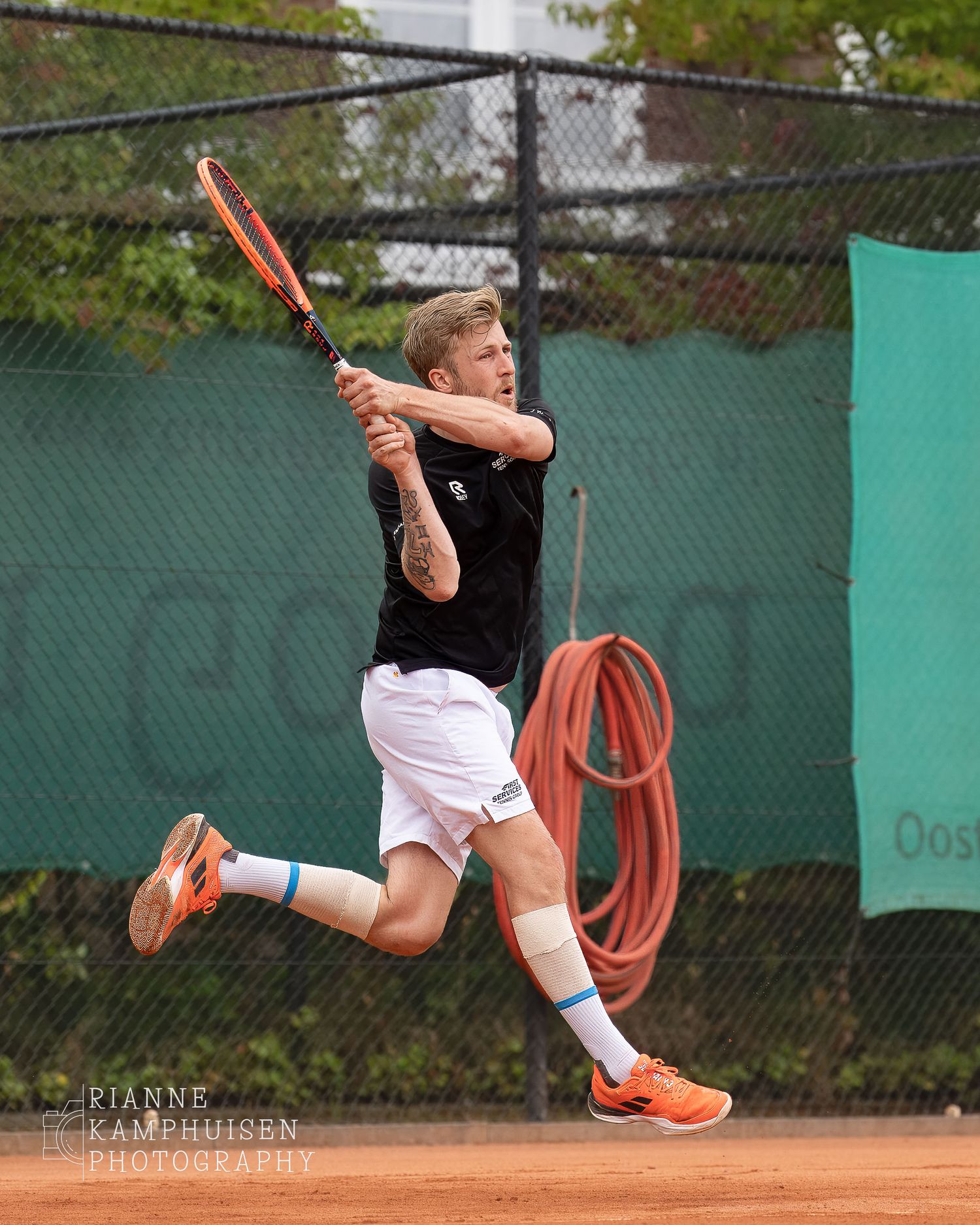 Actiefoto's van de zaterdag van een gravel tennistoernooi met spelers in actie, dubbelspel, toeschouwers en zomerse sfeer rond de baan.