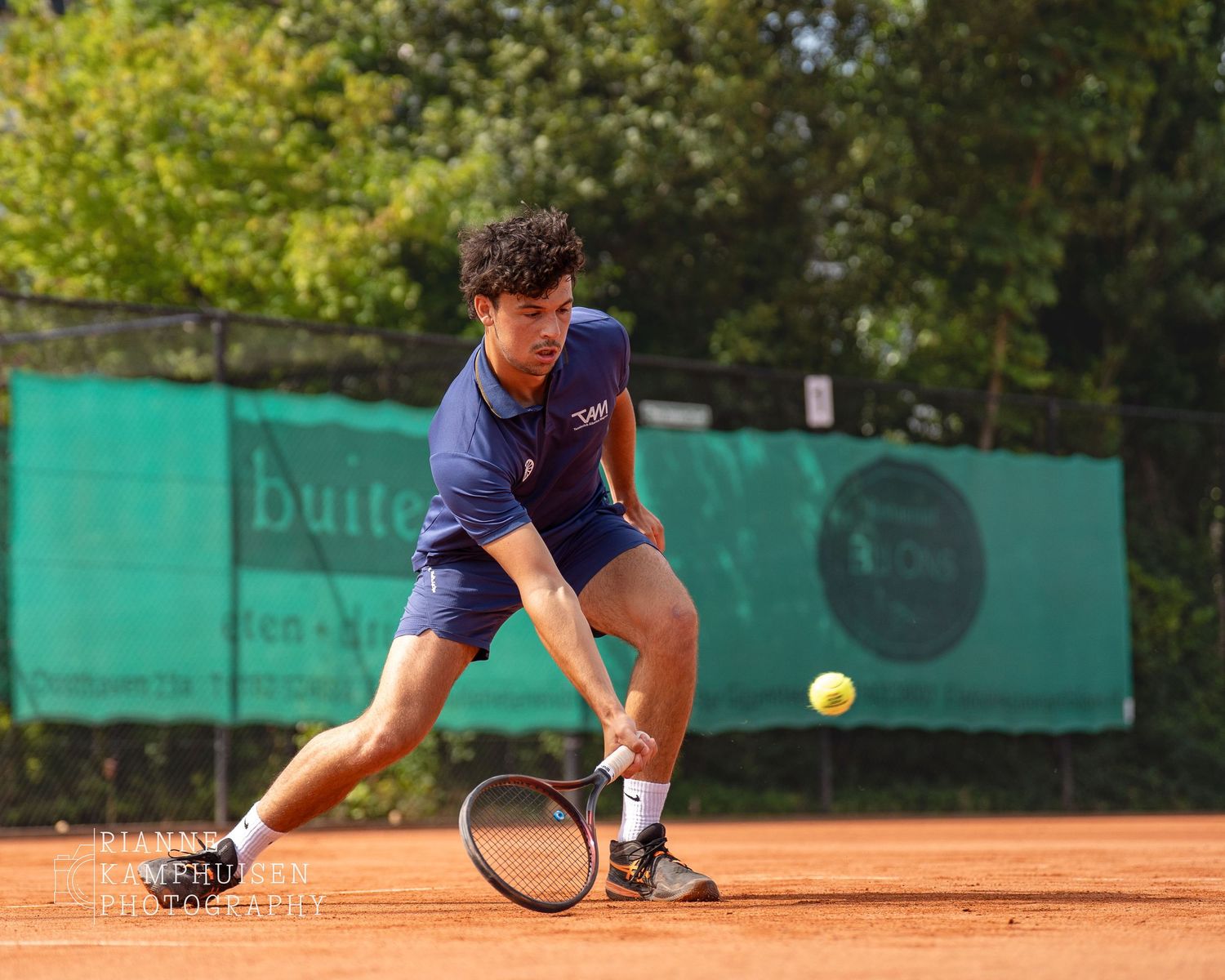 Actiefoto's en finalisten van een gravel tennistoernooi met spelers in actie, dubbelspel, toeschouwers en zomerse sfeer rond de baan.