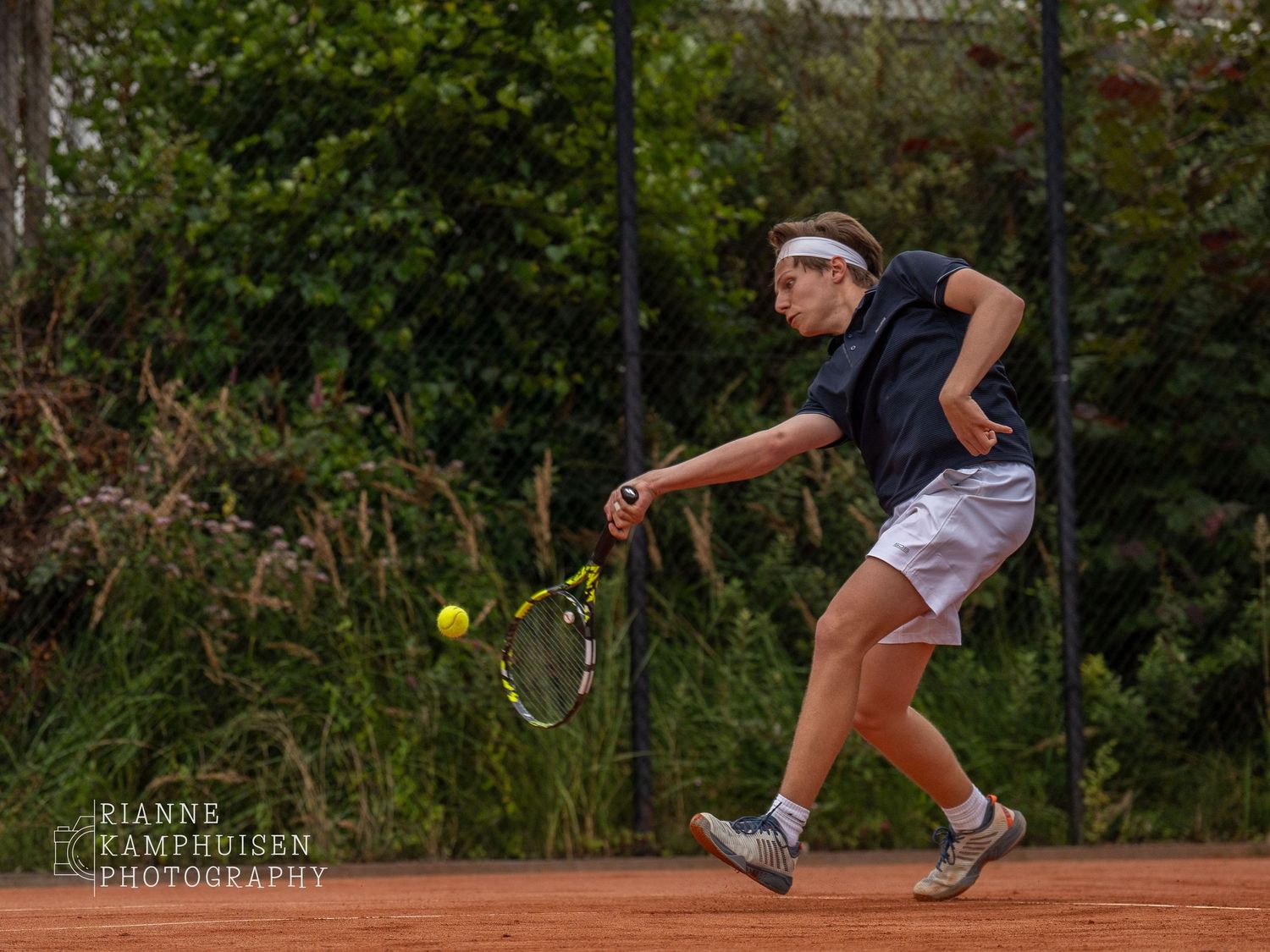 Actiefoto's en finalisten van een gravel tennistoernooi met spelers in actie, dubbelspel, toeschouwers en zomerse sfeer rond de baan.