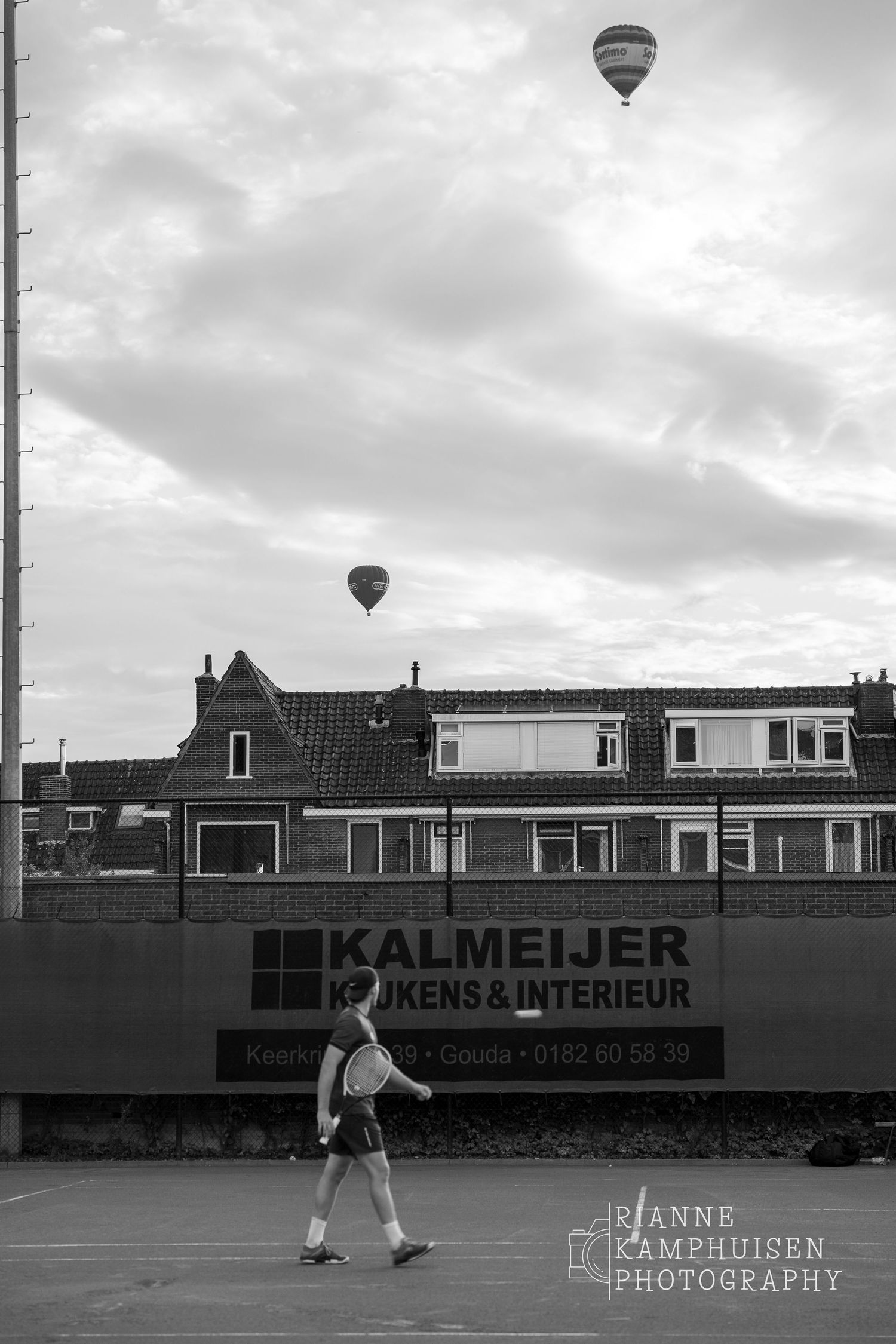 Actiefoto's van gravel tennistoernooi met spelers in actie, dubbelspel, toeschouwers en zomerse sfeer rond de baan.