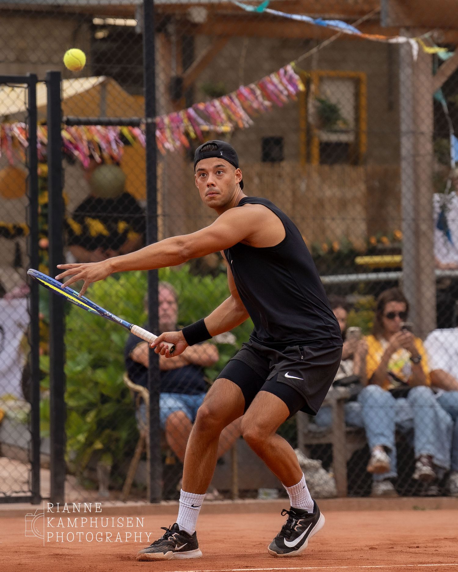 Actiefoto's en finalisten van een gravel tennistoernooi met spelers in actie, dubbelspel, toeschouwers en zomerse sfeer rond de baan.