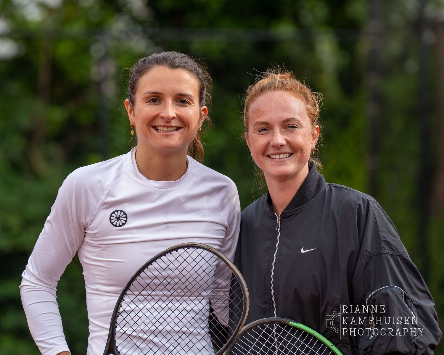 Actiefoto's van de vrijdagavond van een gravel tennistoernooi met spelers in actie, dubbelspel, toeschouwers en zomerse sfeer rond de baan.