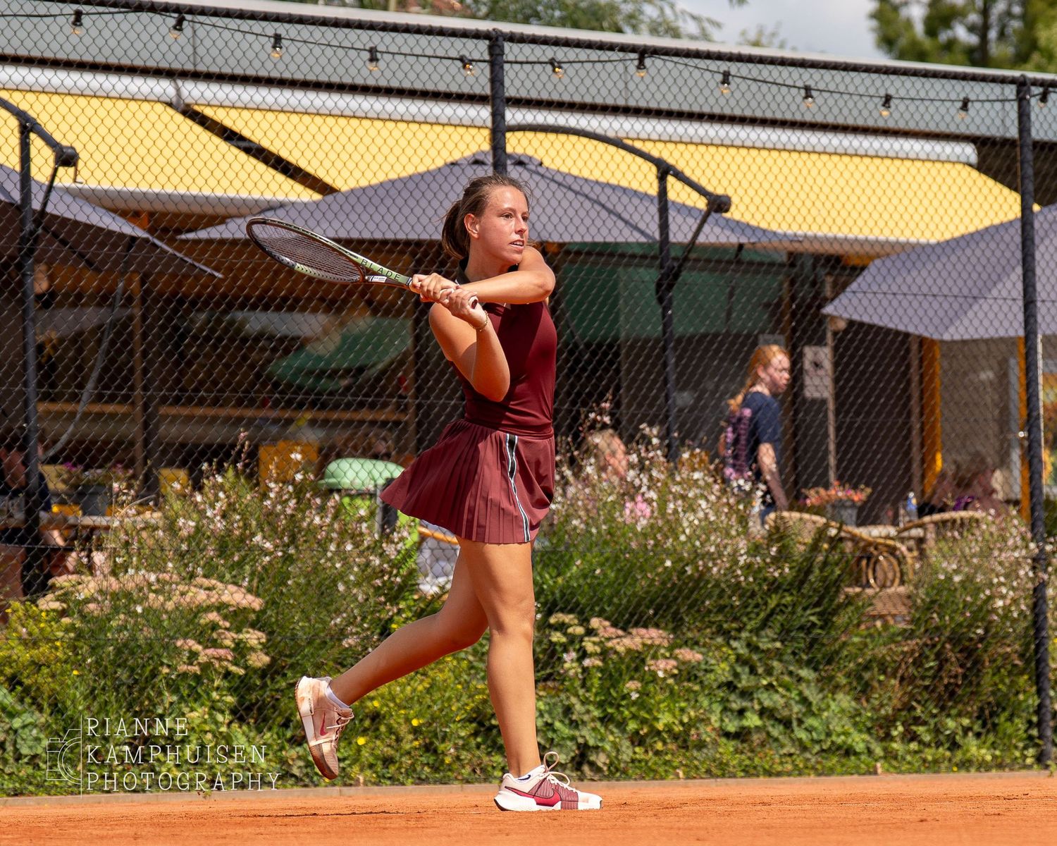 Actiefoto's en finalisten van een gravel tennistoernooi met spelers in actie, dubbelspel, toeschouwers en zomerse sfeer rond de baan.