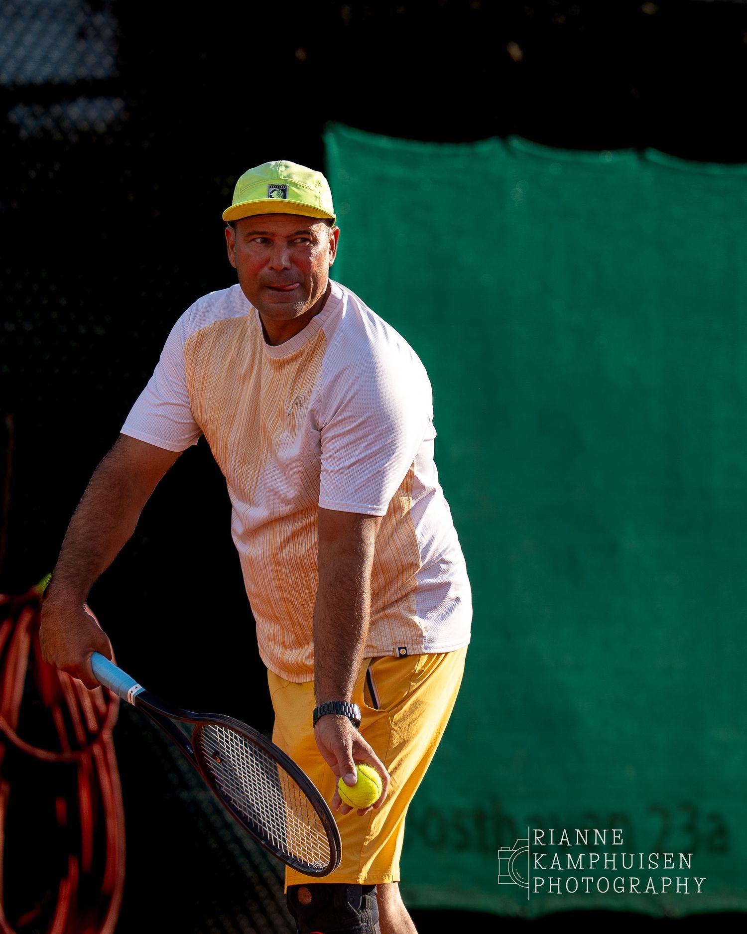 Actiefoto's van de woensdagavond van eengravel tennistoernooi met spelers in actie, dubbelspel, toeschouwers en zomerse sfeer rond de baan.