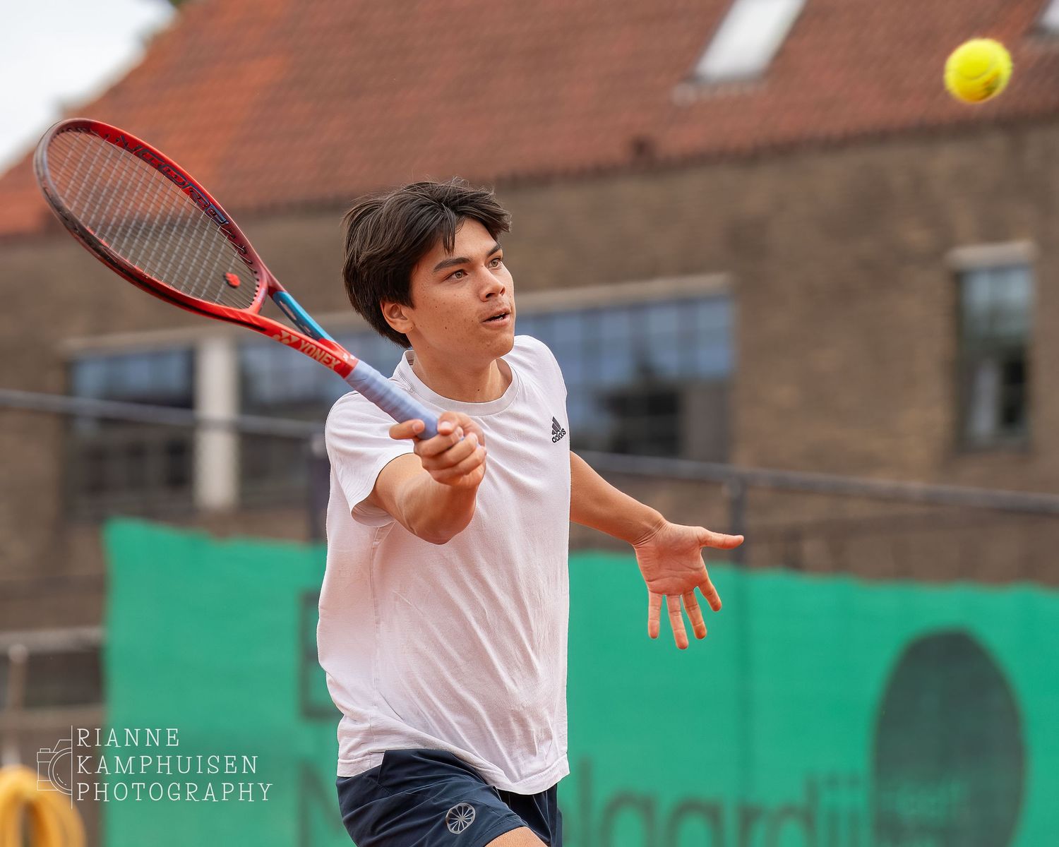 Actiefoto's van de zaterdag van een gravel tennistoernooi met spelers in actie, dubbelspel, toeschouwers en zomerse sfeer rond de baan.