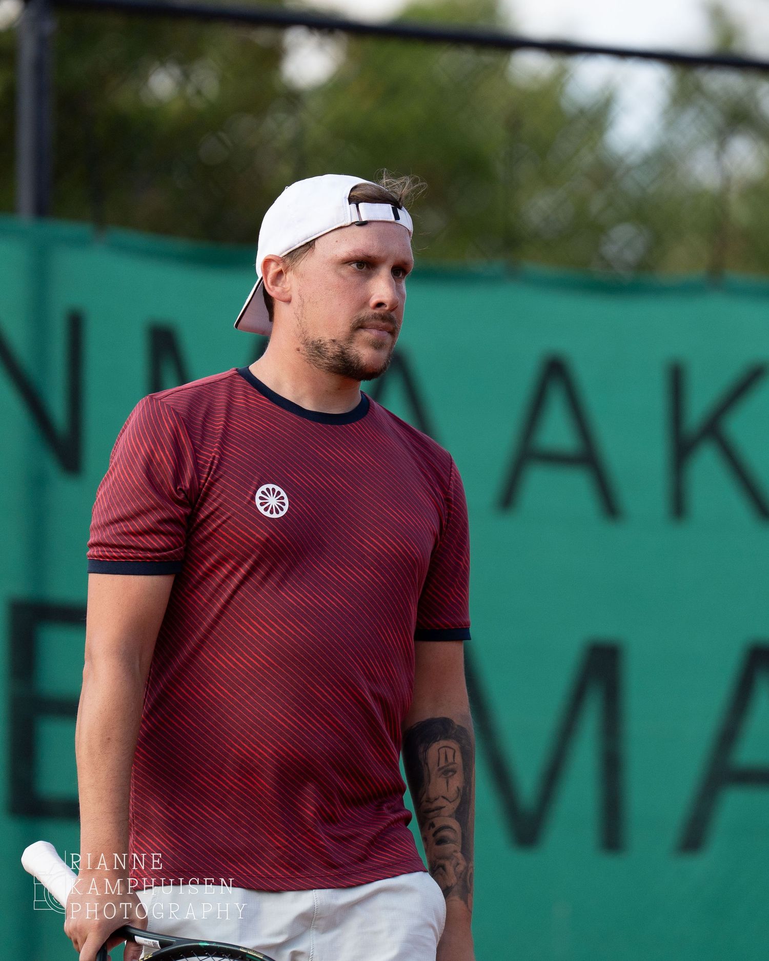 Actiefoto's van gravel tennistoernooi met spelers in actie, dubbelspel, toeschouwers en zomerse sfeer rond de baan.