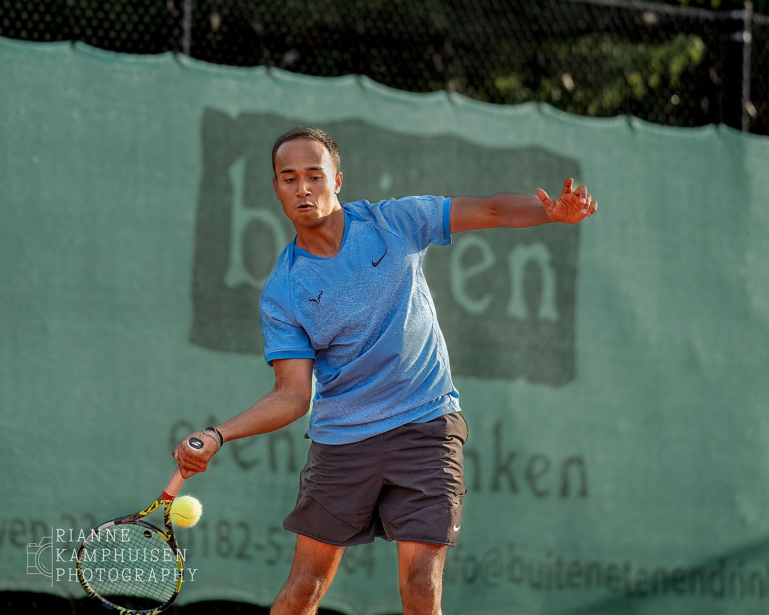 Actiefoto's van gravel tennistoernooi met spelers in actie, dubbelspel, toeschouwers en zomerse sfeer rond de baan.