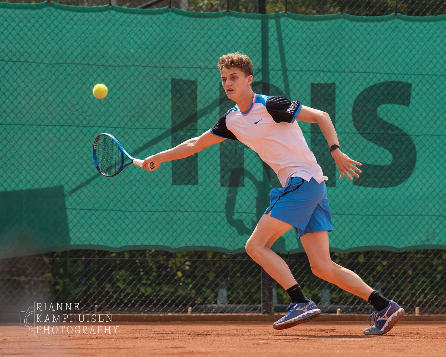 Actiefoto's en finalisten van een gravel tennistoernooi met spelers in actie, dubbelspel, toeschouwers en zomerse sfeer rond de baan.
