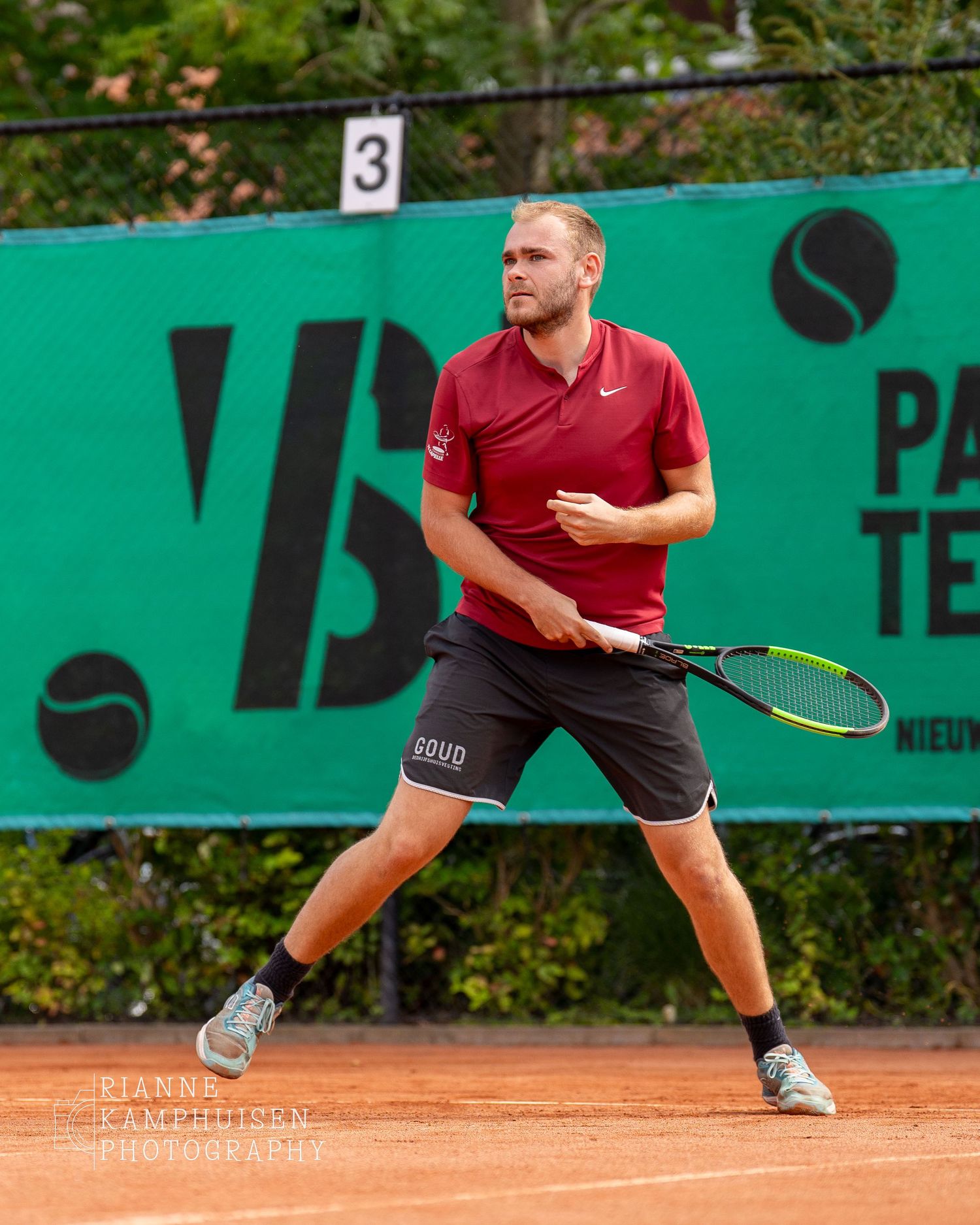 Actiefoto's en finalisten van een gravel tennistoernooi met spelers in actie, dubbelspel, toeschouwers en zomerse sfeer rond de baan.