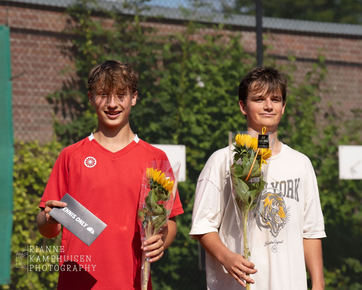 Actiefoto's en finalisten van een gravel tennistoernooi met spelers in actie, dubbelspel, toeschouwers en zomerse sfeer rond de baan.