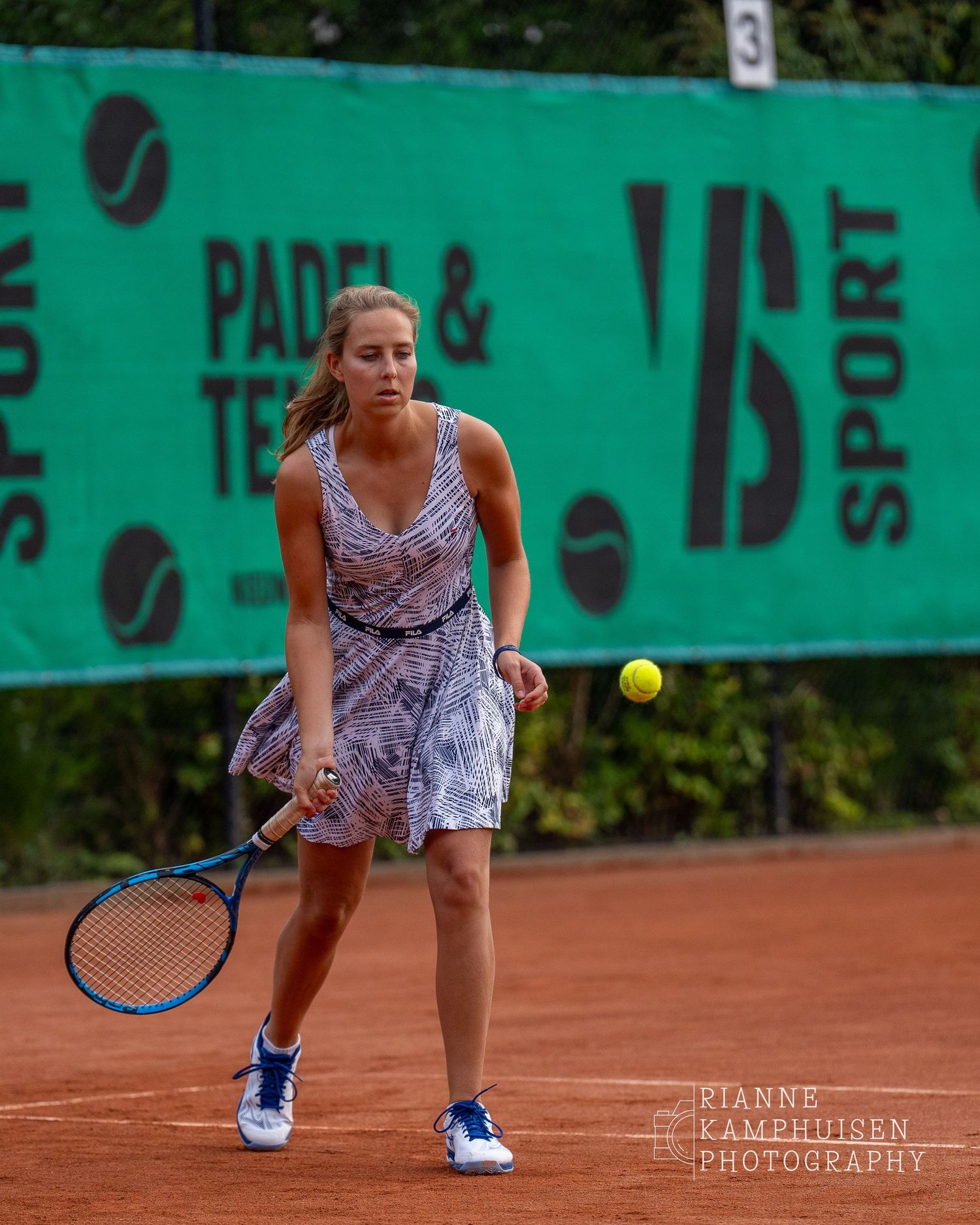 Actiefoto's van gravel tennistoernooi met spelers in actie, dubbelspel, toeschouwers en zomerse sfeer rond de baan.