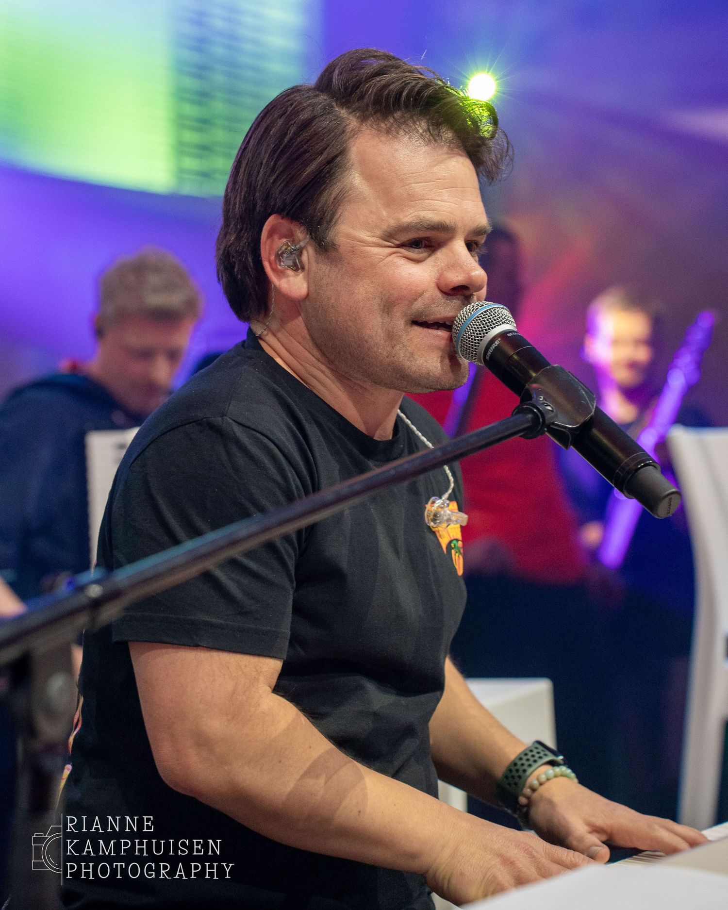 Roel van Velzen achter de piano tijdens de Crew Night voor amedewerkers in het Staatsloterij TeamNL Huis op de Olympische Speken in Milaan