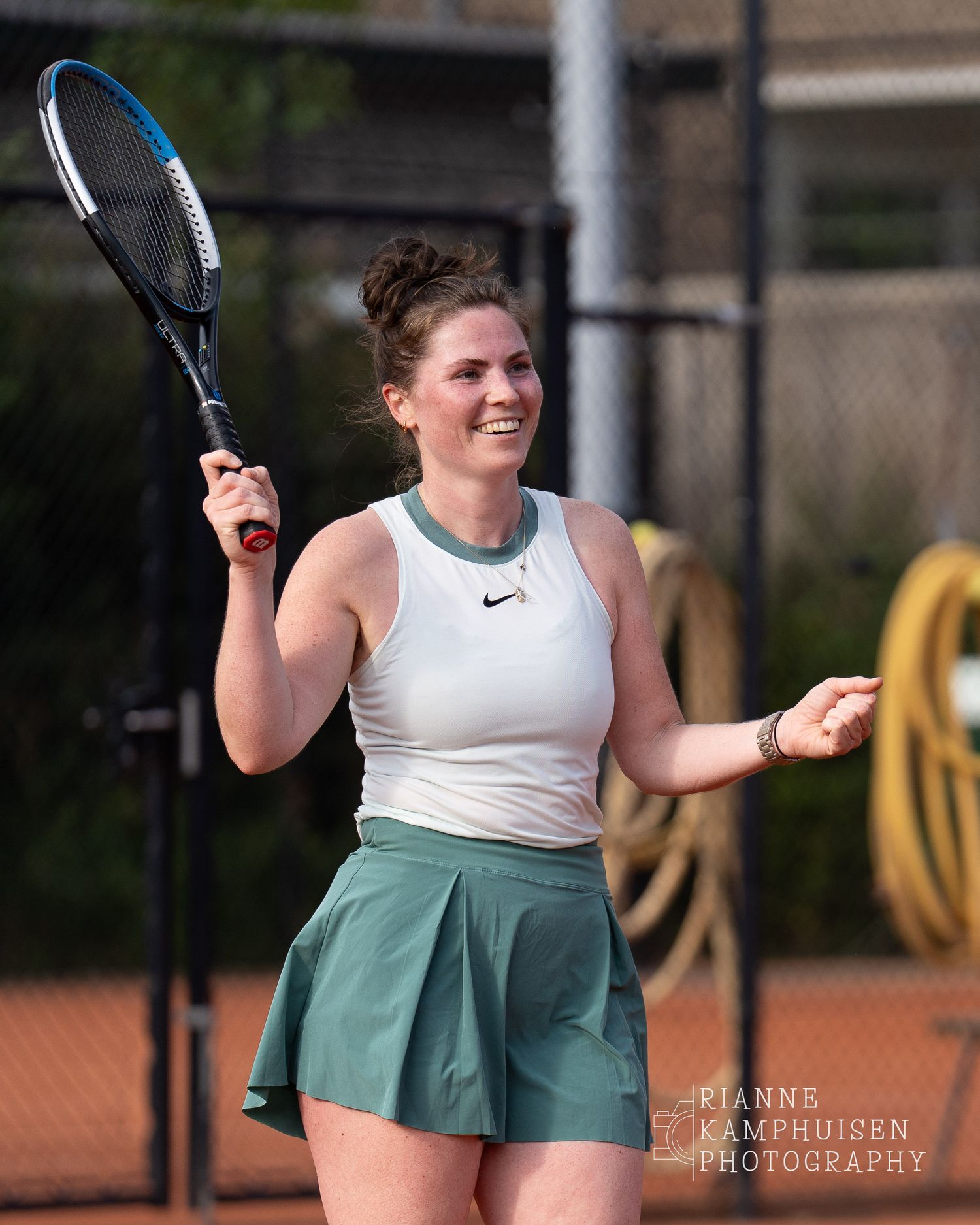 Actiefoto's van gravel tennistoernooi met spelers in actie, dubbelspel, toeschouwers en zomerse sfeer rond de baan.