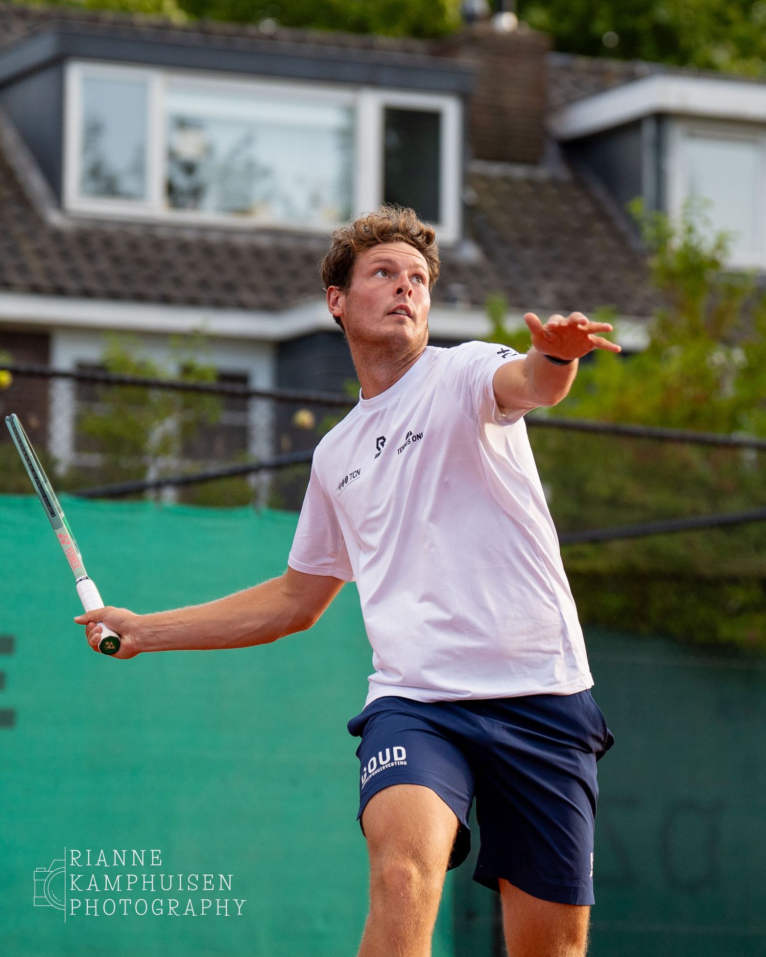 Actiefoto's van gravel tennistoernooi met spelers in actie, dubbelspel, toeschouwers en zomerse sfeer rond de baan.