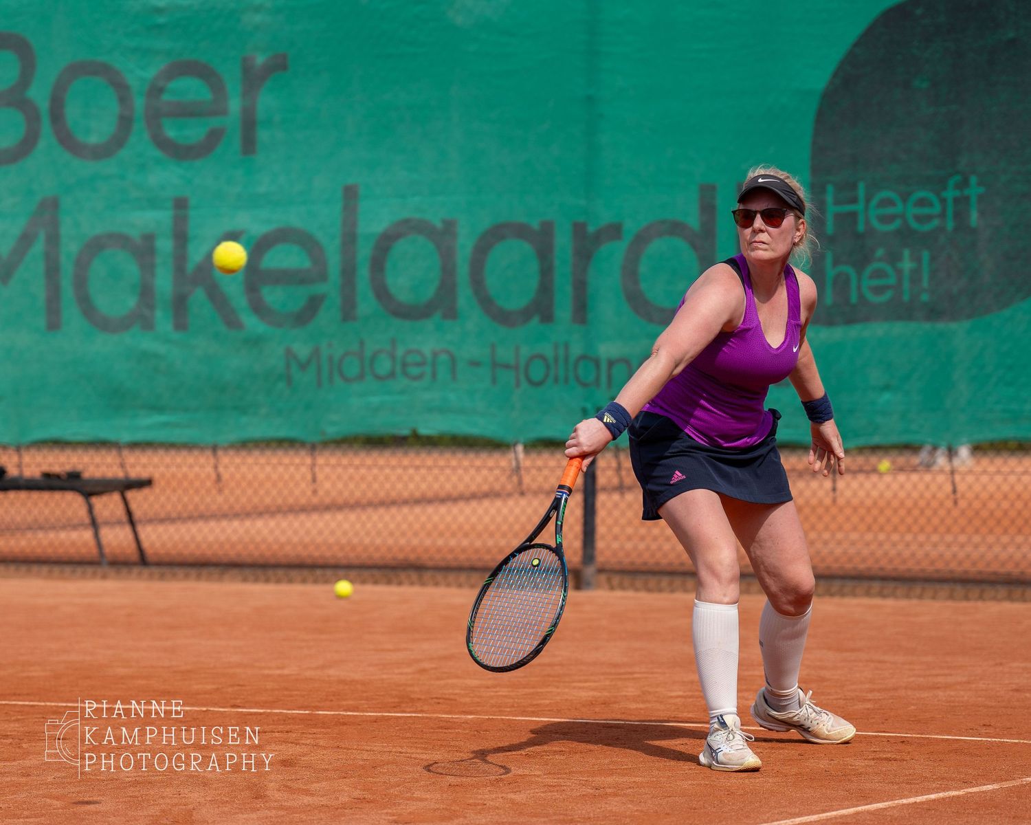 Actiefoto's en finalisten van een gravel tennistoernooi met spelers in actie, dubbelspel, toeschouwers en zomerse sfeer rond de baan.
