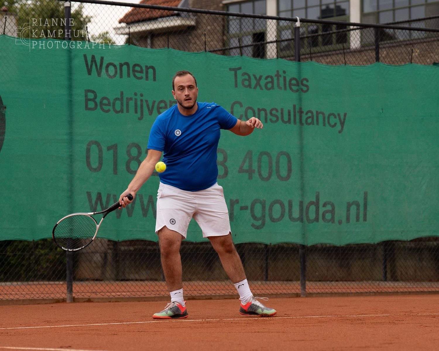 Actiefoto's van gravel tennistoernooi met spelers in actie, dubbelspel, toeschouwers en zomerse sfeer rond de baan.