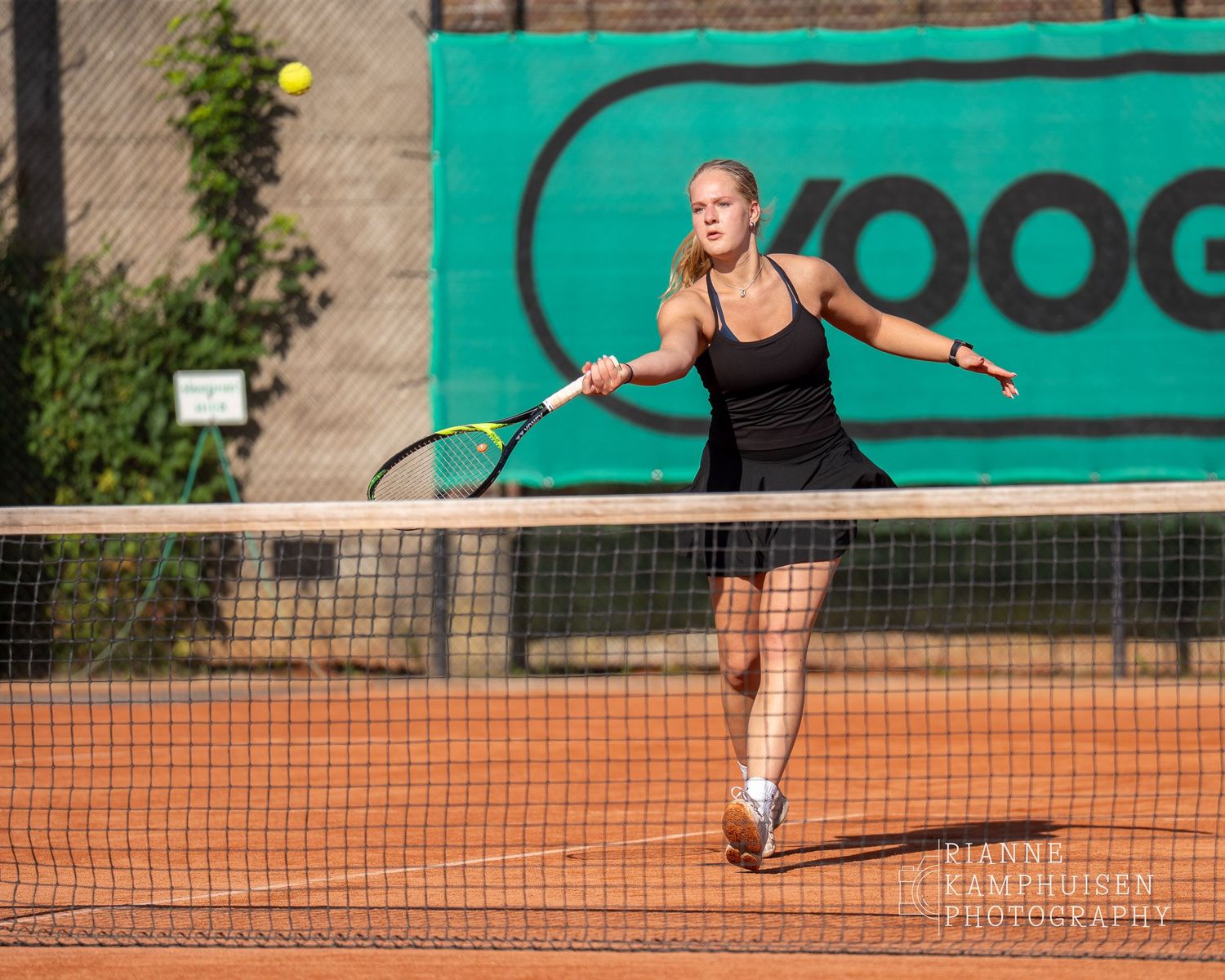 Actiefoto's van gravel tennistoernooi met spelers in actie, dubbelspel, toeschouwers en zomerse sfeer rond de baan.