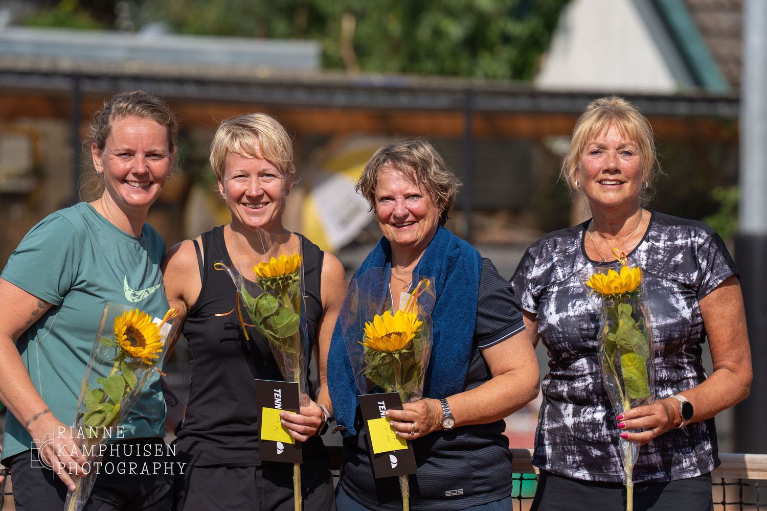 Actiefoto's en finalisten van een gravel tennistoernooi met spelers in actie, dubbelspel, toeschouwers en zomerse sfeer rond de baan.