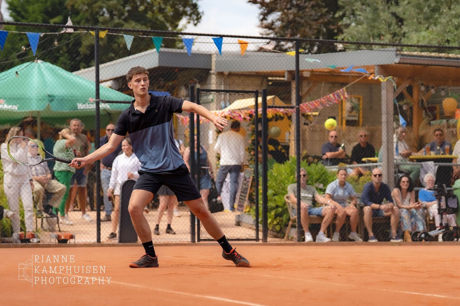 Actiefoto's en finalisten van een gravel tennistoernooi met spelers in actie, dubbelspel, toeschouwers en zomerse sfeer rond de baan.