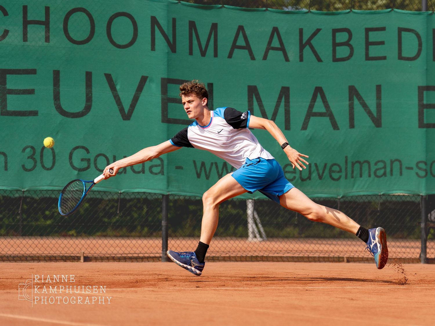Actiefoto's en finalisten van een gravel tennistoernooi met spelers in actie, dubbelspel, toeschouwers en zomerse sfeer rond de baan.