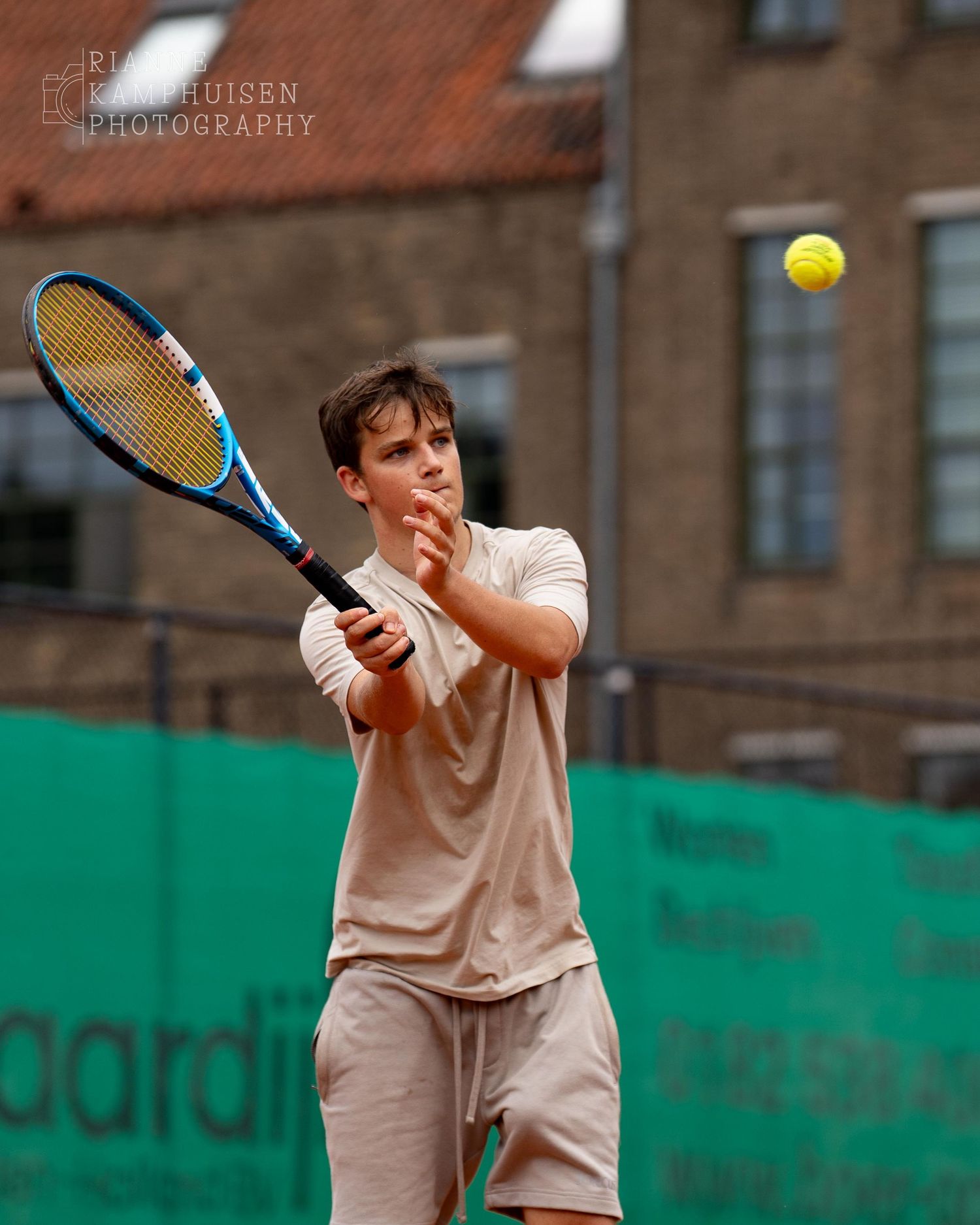 Actiefoto's van gravel tennistoernooi met spelers in actie, dubbelspel, toeschouwers en zomerse sfeer rond de baan.