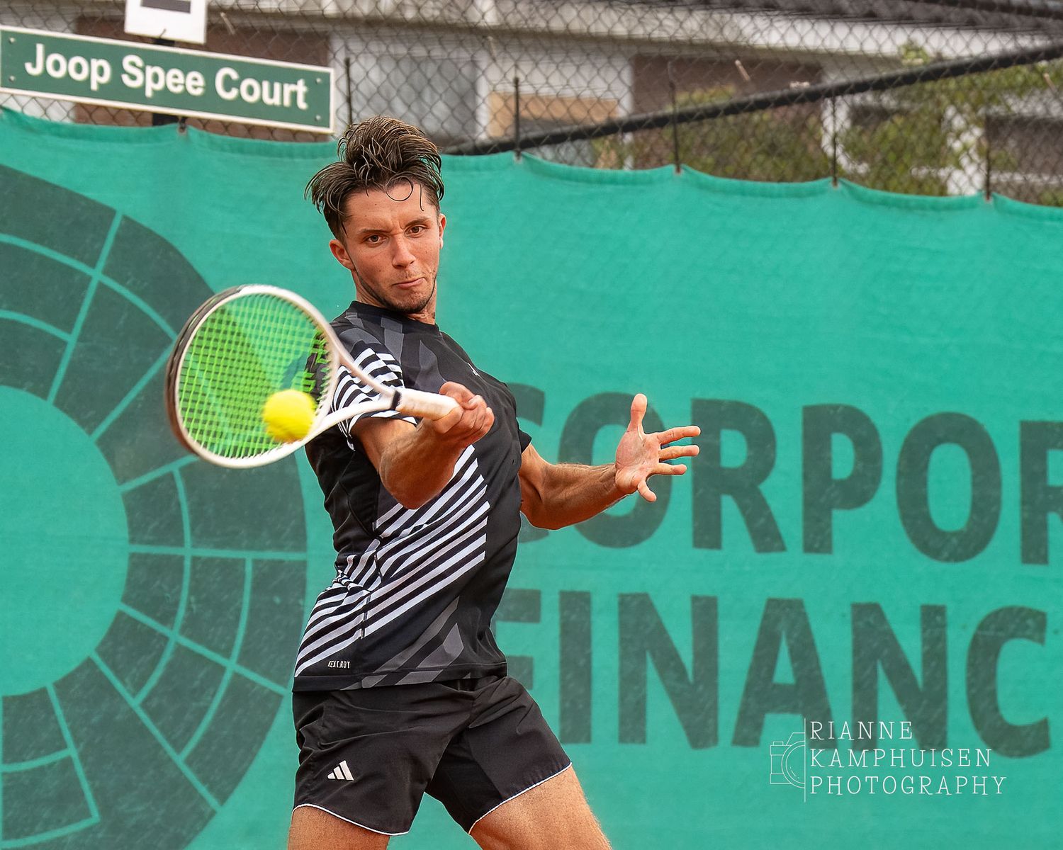 Actiefoto's van de zaterdag van een gravel tennistoernooi met spelers in actie, dubbelspel, toeschouwers en zomerse sfeer rond de baan.