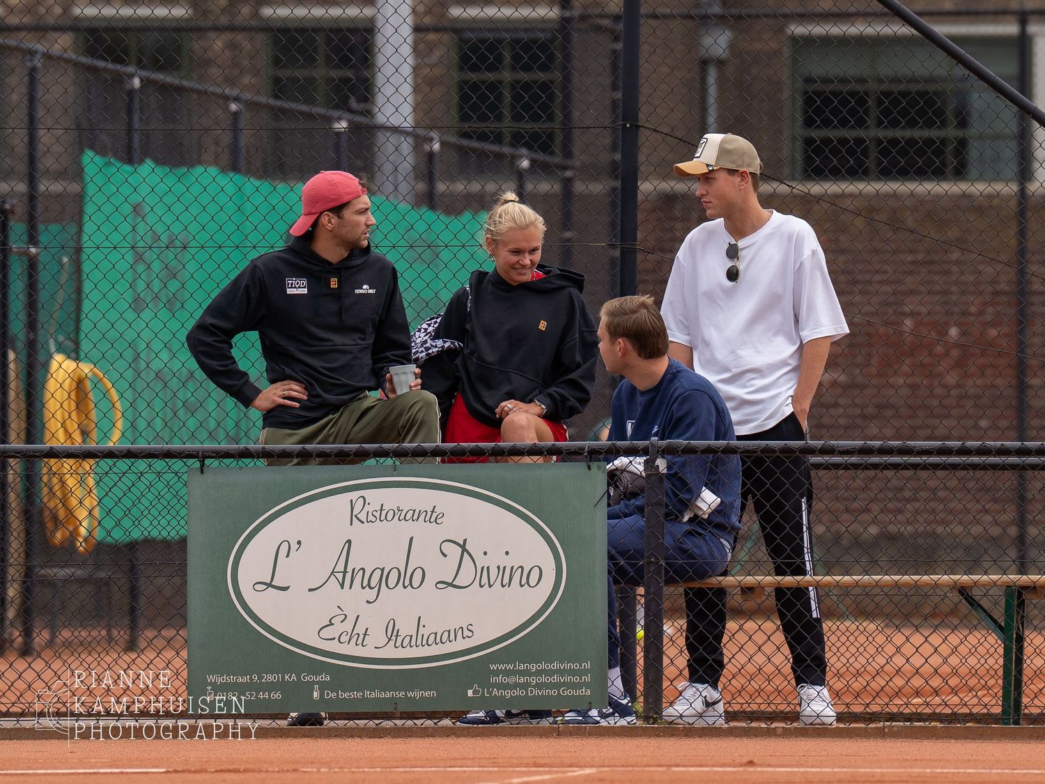 Actiefoto's van de zaterdag van een gravel tennistoernooi met spelers in actie, dubbelspel, toeschouwers en zomerse sfeer rond de baan.