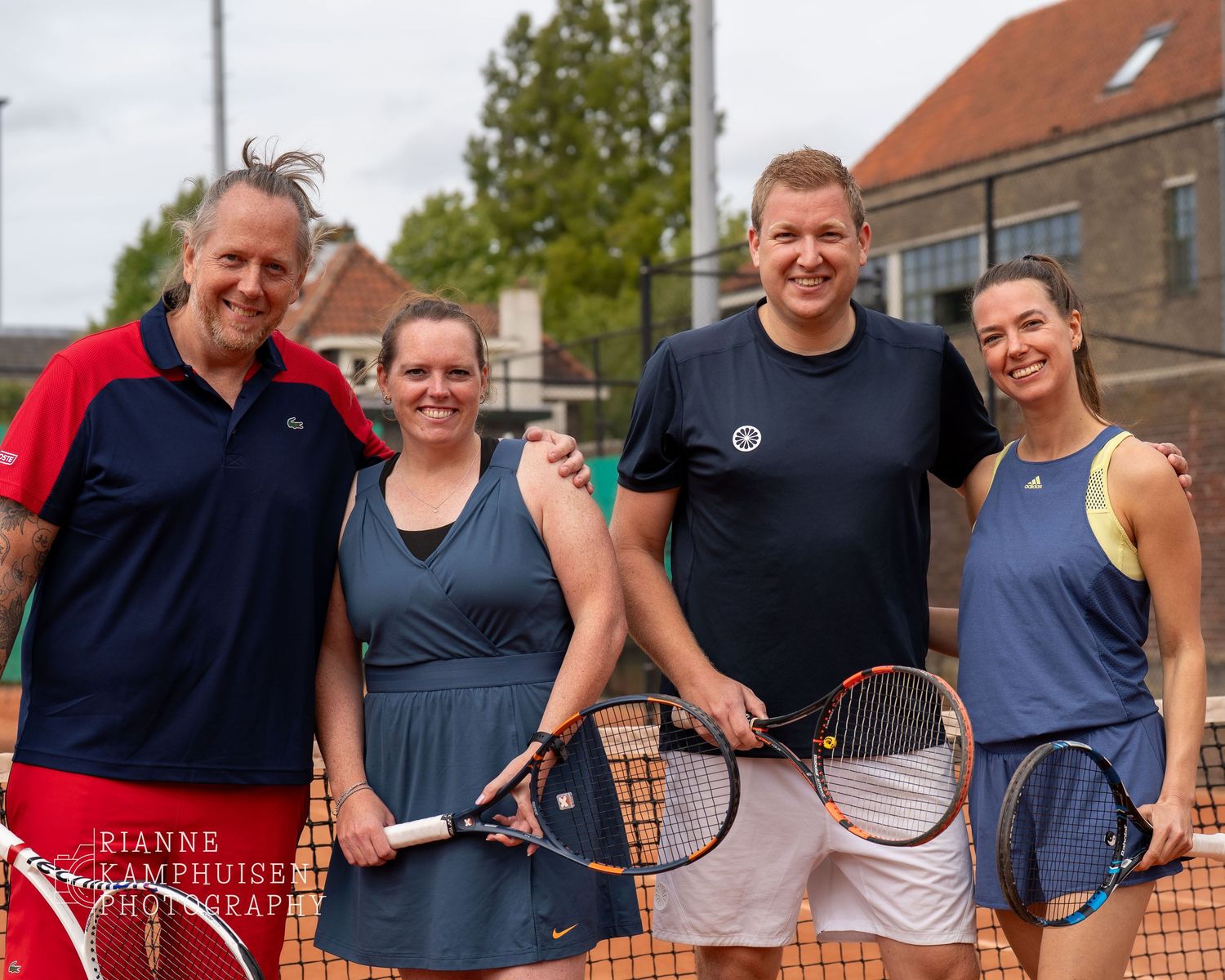 Actiefoto's en finalisten van een gravel tennistoernooi met spelers in actie, dubbelspel, toeschouwers en zomerse sfeer rond de baan.