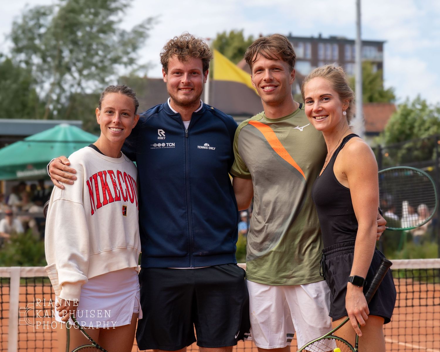 Actiefoto's en finalisten van een gravel tennistoernooi met spelers in actie, dubbelspel, toeschouwers en zomerse sfeer rond de baan.