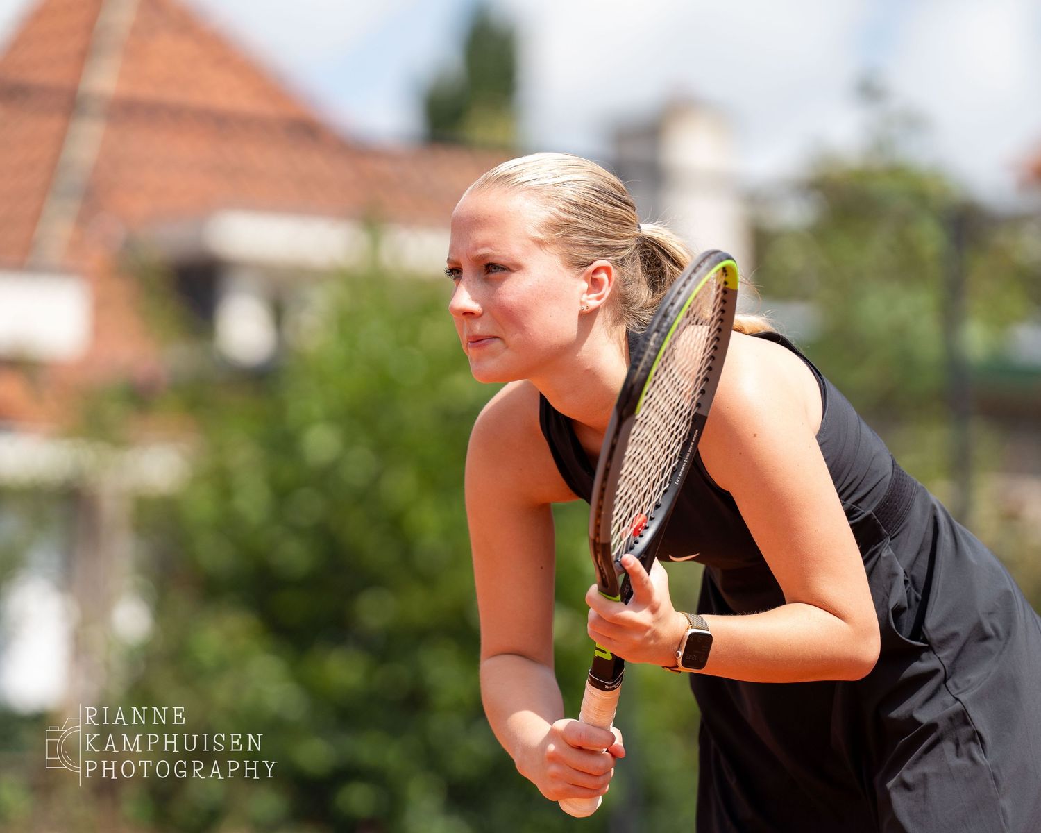 Actiefoto's en finalisten van een gravel tennistoernooi met spelers in actie, dubbelspel, toeschouwers en zomerse sfeer rond de baan.