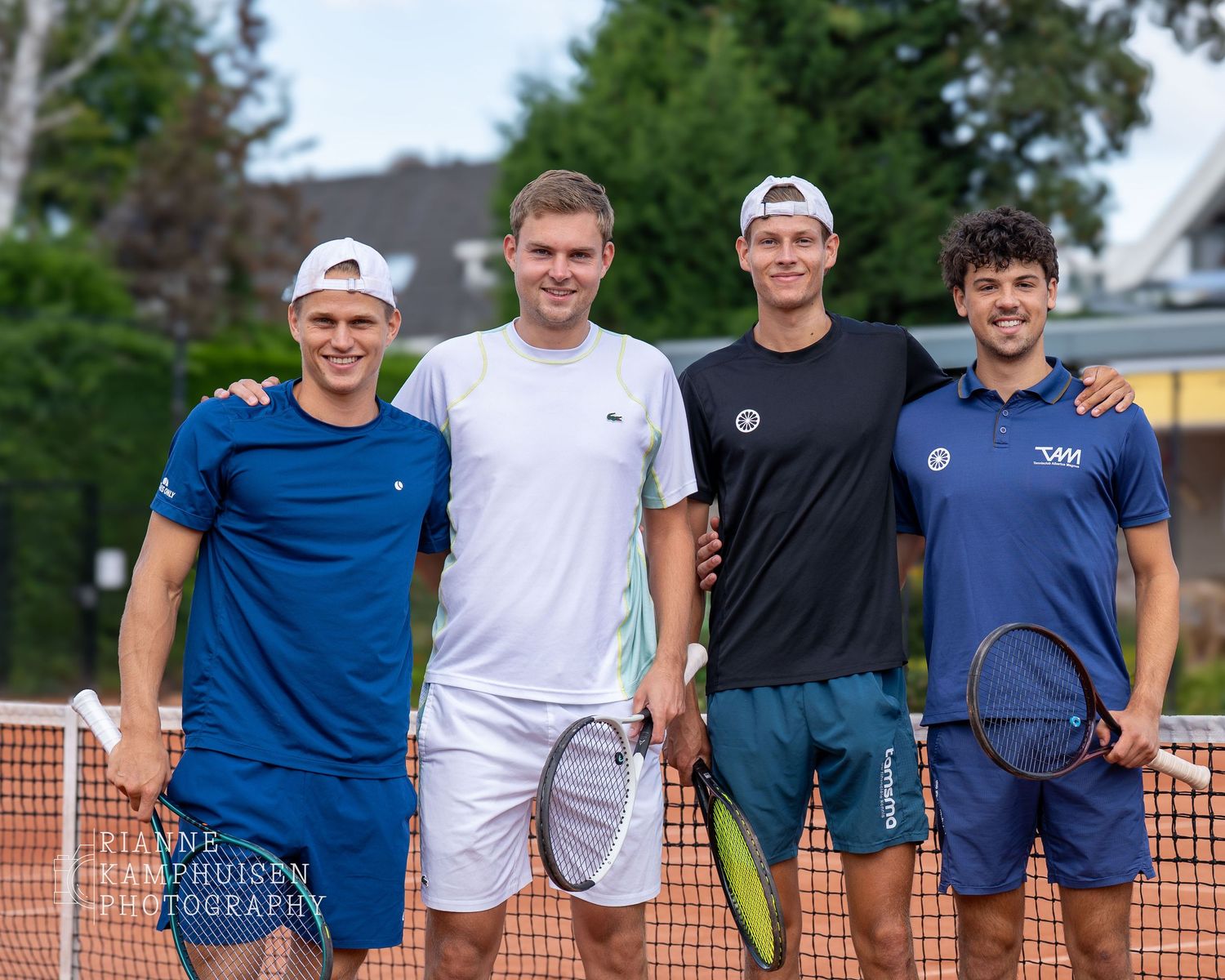 Actiefoto's en finalisten van een gravel tennistoernooi met spelers in actie, dubbelspel, toeschouwers en zomerse sfeer rond de baan.