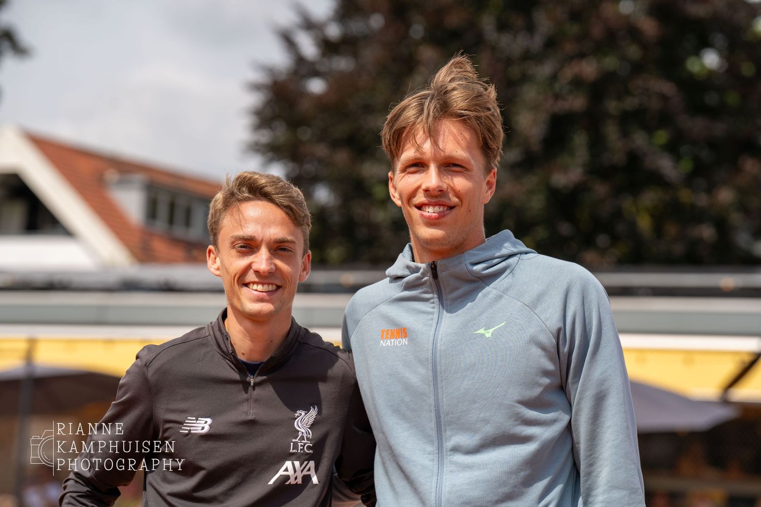 Actiefoto's en finalisten van een gravel tennistoernooi met spelers in actie, dubbelspel, toeschouwers en zomerse sfeer rond de baan.