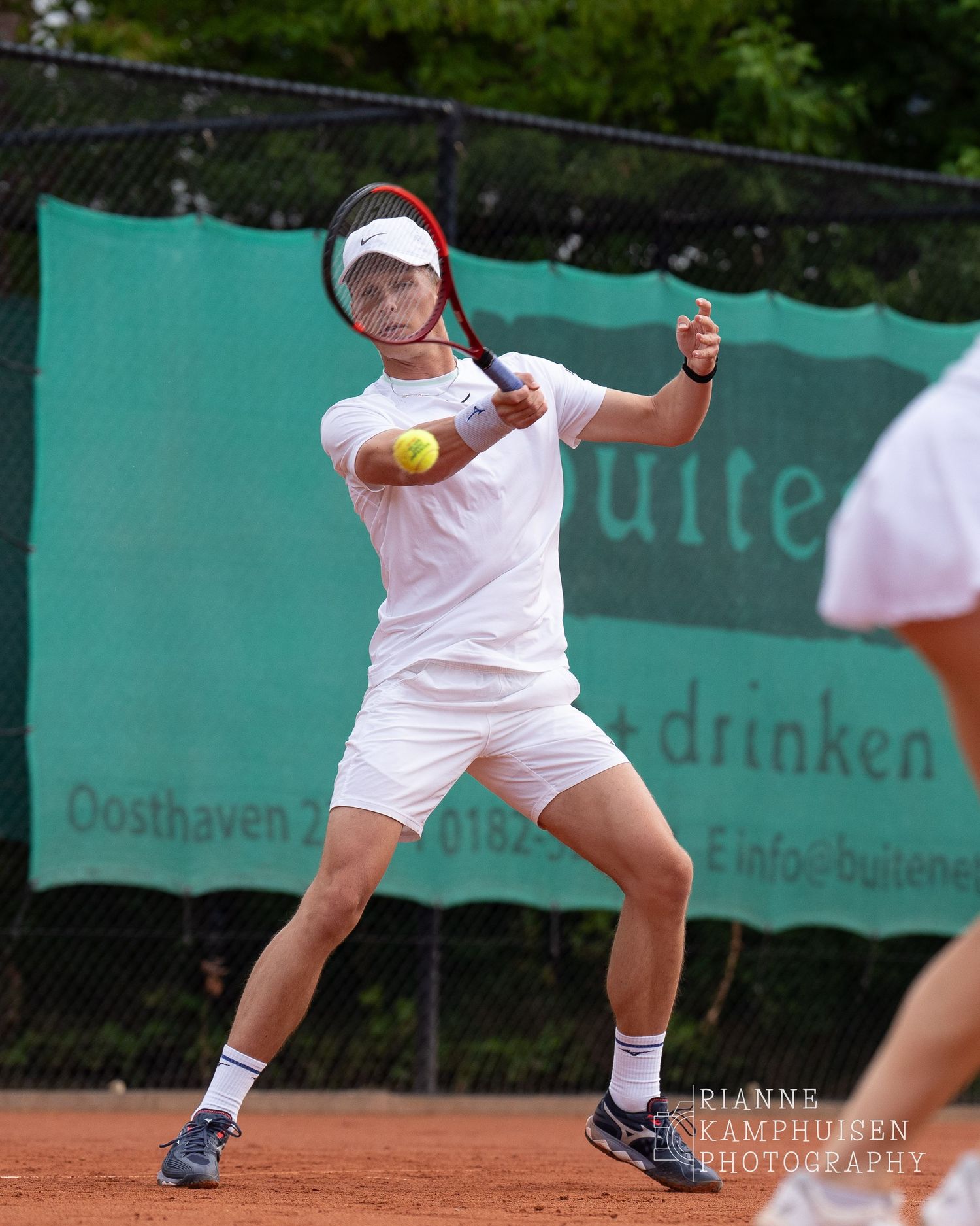 Actiefoto's van gravel tennistoernooi met spelers in actie, dubbelspel, toeschouwers en zomerse sfeer rond de baan.