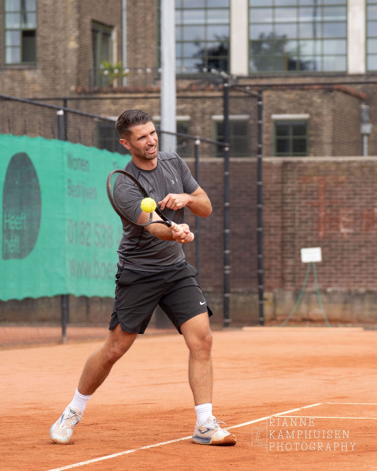 Actiefoto's van de zaterdag van een gravel tennistoernooi met spelers in actie, dubbelspel, toeschouwers en zomerse sfeer rond de baan.