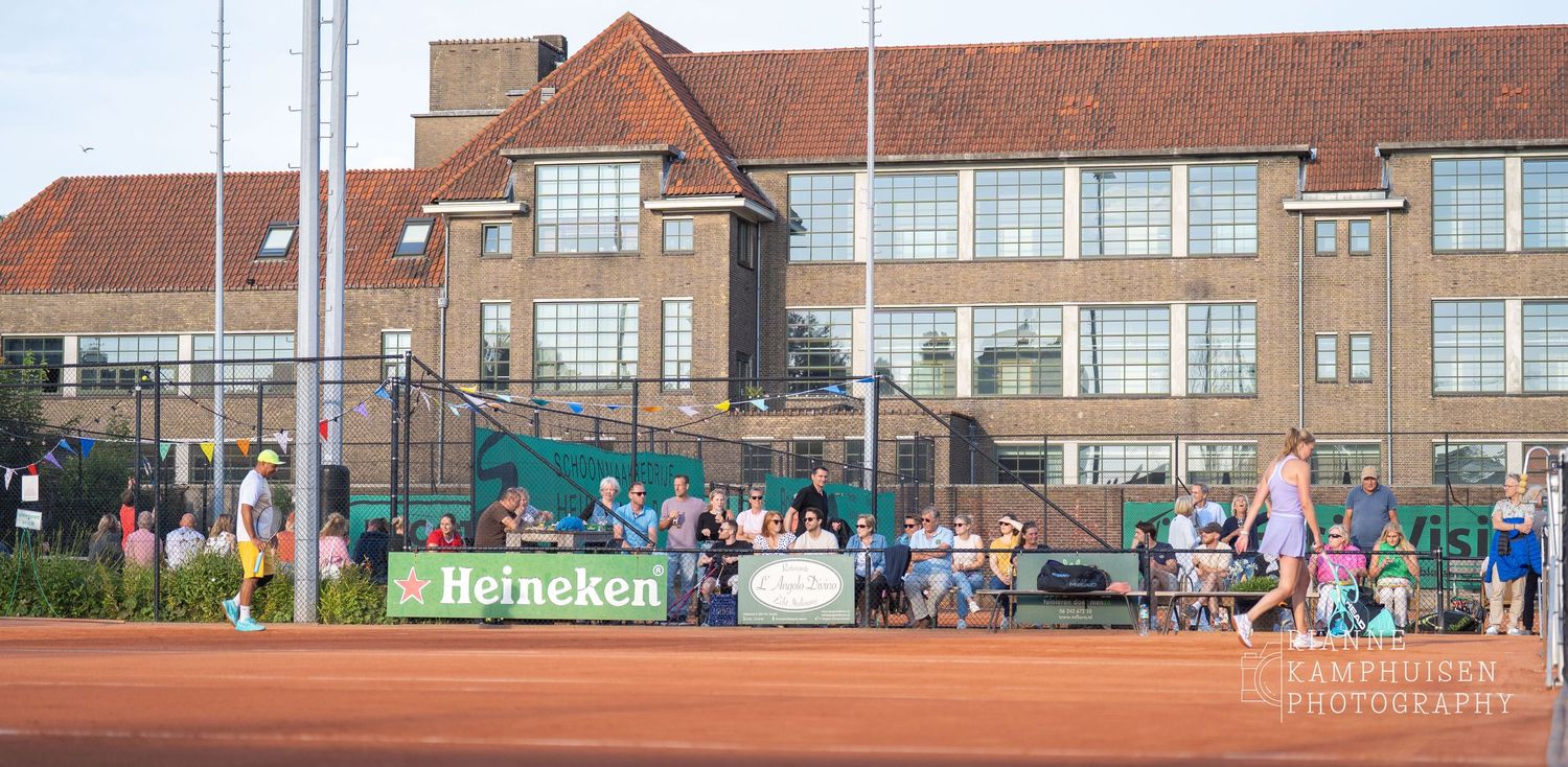 Actiefoto's van de woensdagavond van eengravel tennistoernooi met spelers in actie, dubbelspel, toeschouwers en zomerse sfeer rond de baan.v