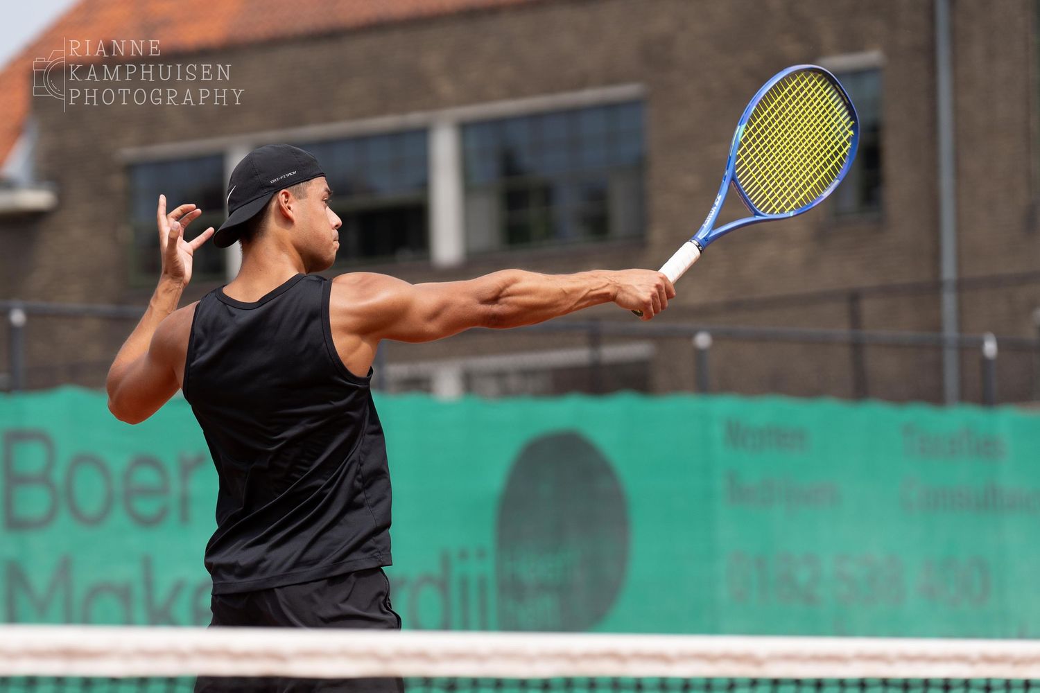 Actiefoto's van gravel tennistoernooi met spelers in actie, dubbelspel, toeschouwers en zomerse sfeer rond de baan.