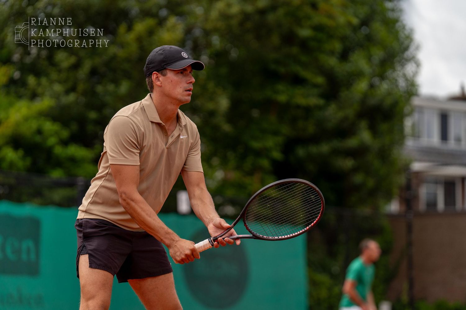 Actiefoto's van gravel tennistoernooi met spelers in actie, dubbelspel, toeschouwers en zomerse sfeer rond de baan.