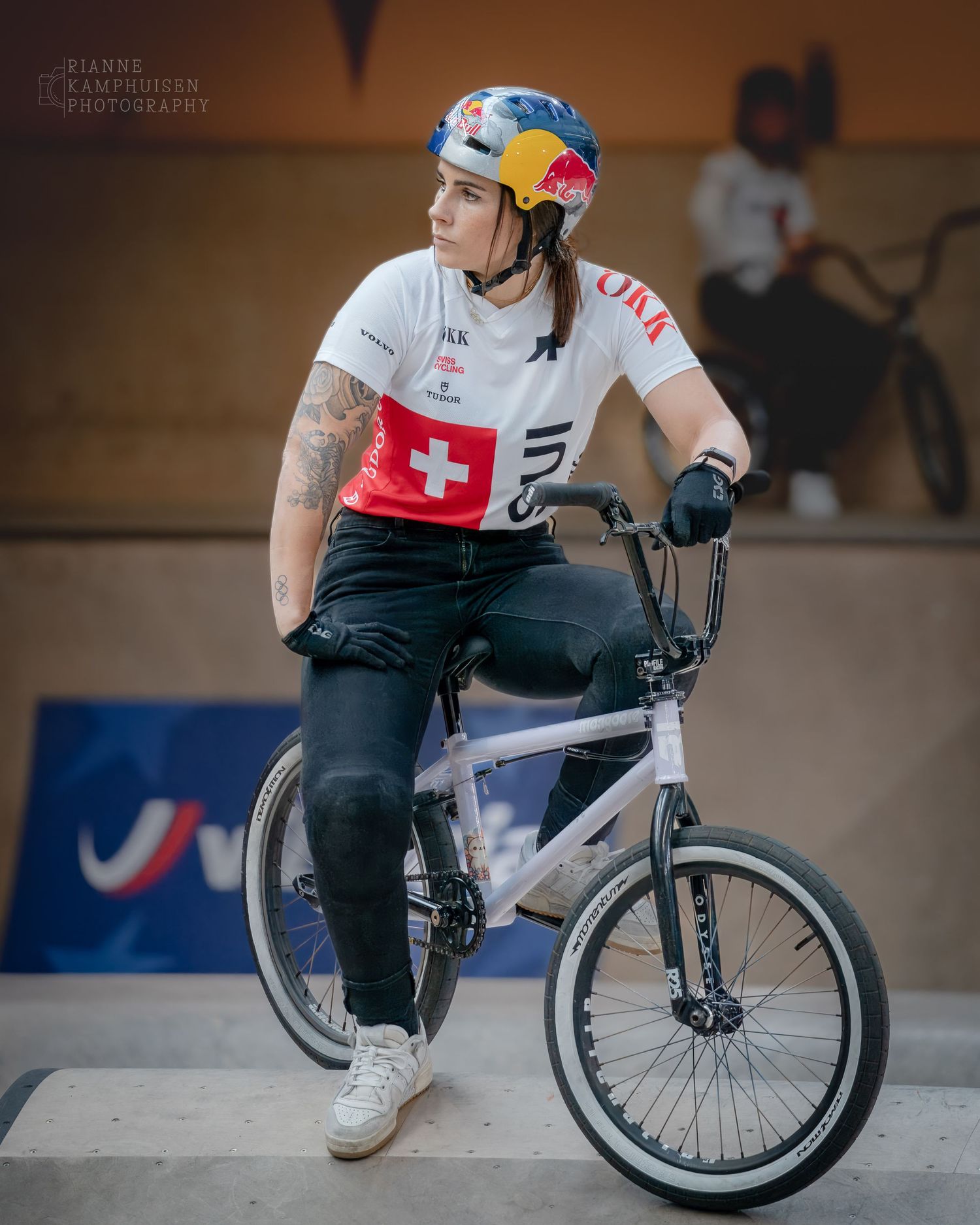 Dame met een red bull helm op is in volle focus voordat ze aan haar run op het EK BMX Freestyle begint