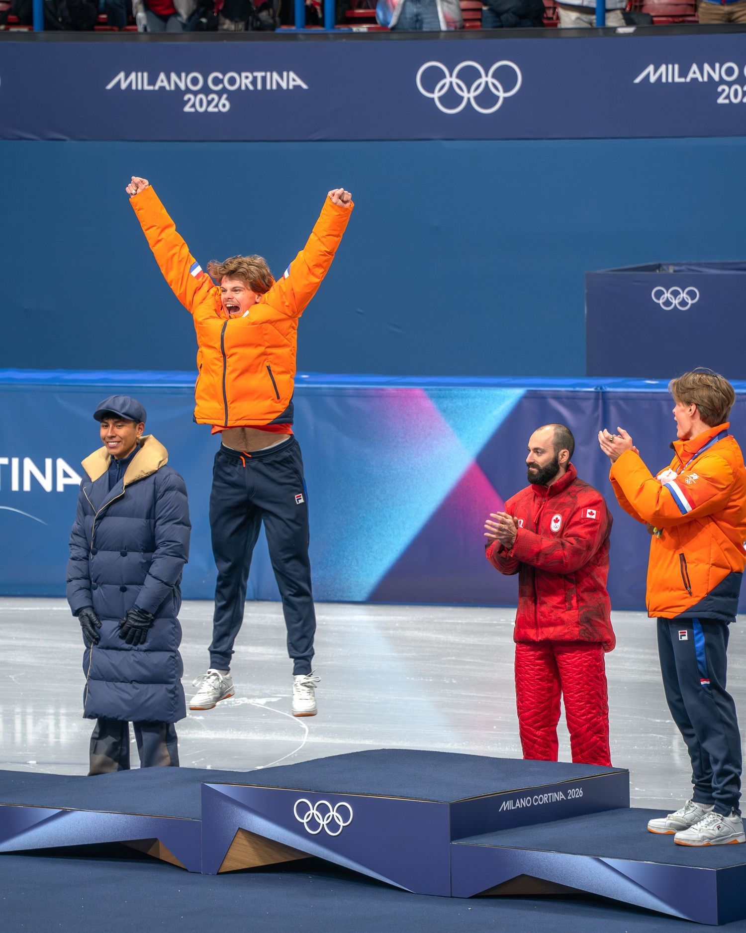 Melle van 't Woud springt een gat in de lucht bij ontvangst zilveren medaille op de Olympische Spelen bij de 500m shorttrack in Milaan