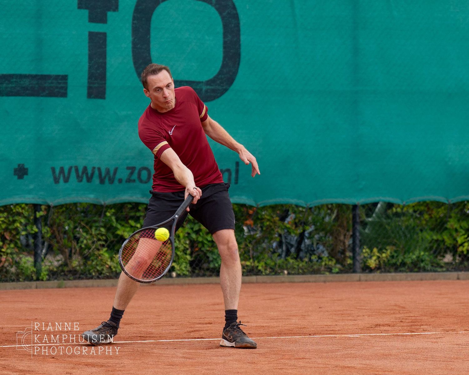 Actiefoto's van de zaterdag van een gravel tennistoernooi met spelers in actie, dubbelspel, toeschouwers en zomerse sfeer rond de baan.
