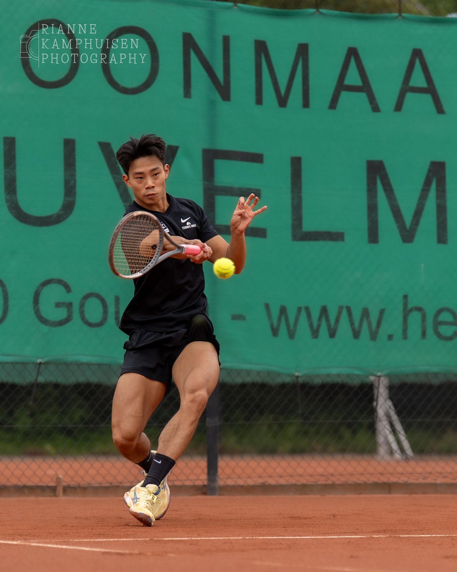 Actiefoto's van gravel tennistoernooi met spelers in actie, dubbelspel, toeschouwers en zomerse sfeer rond de baan.