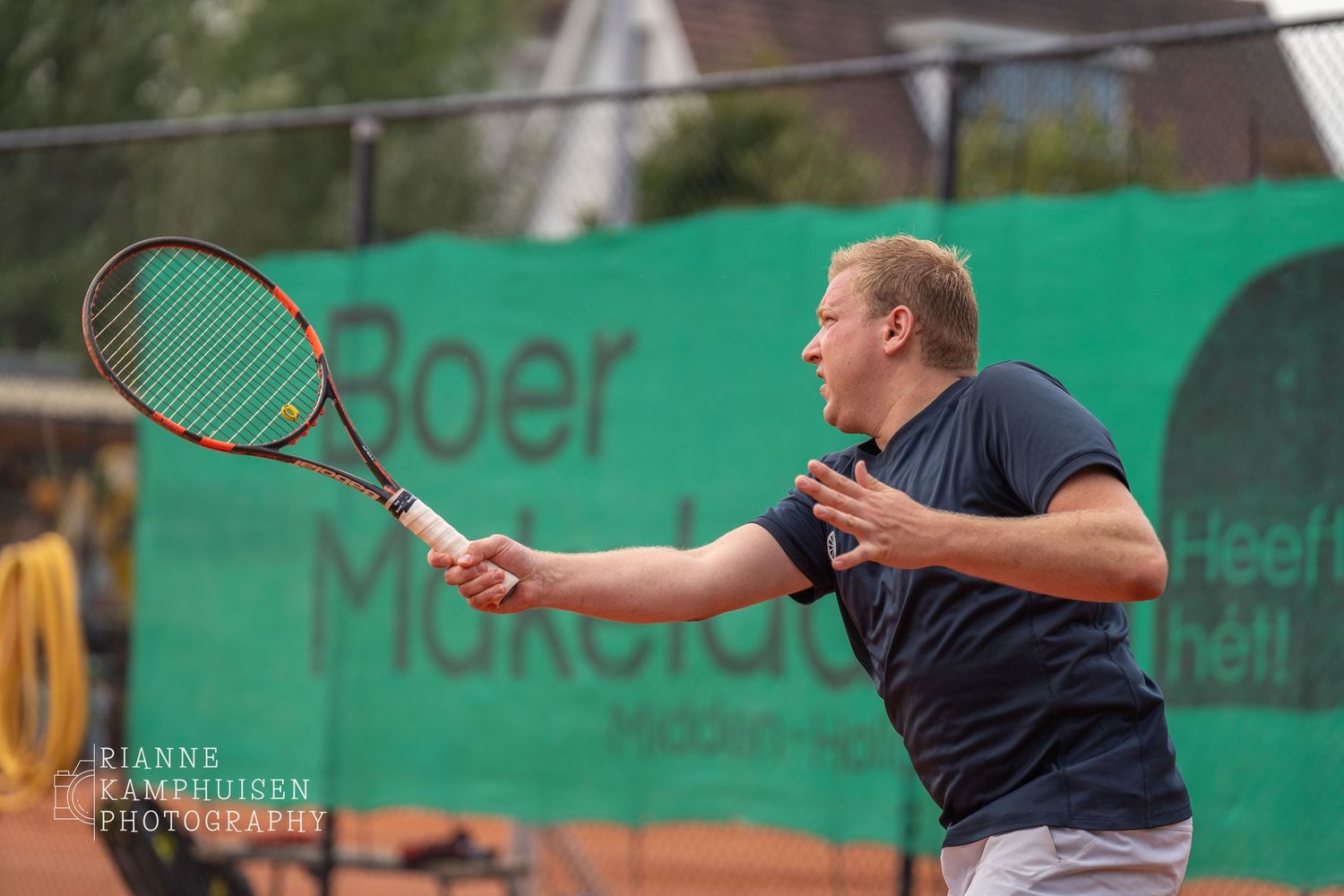 Actiefoto's en finalisten van een gravel tennistoernooi met spelers in actie, dubbelspel, toeschouwers en zomerse sfeer rond de baan.