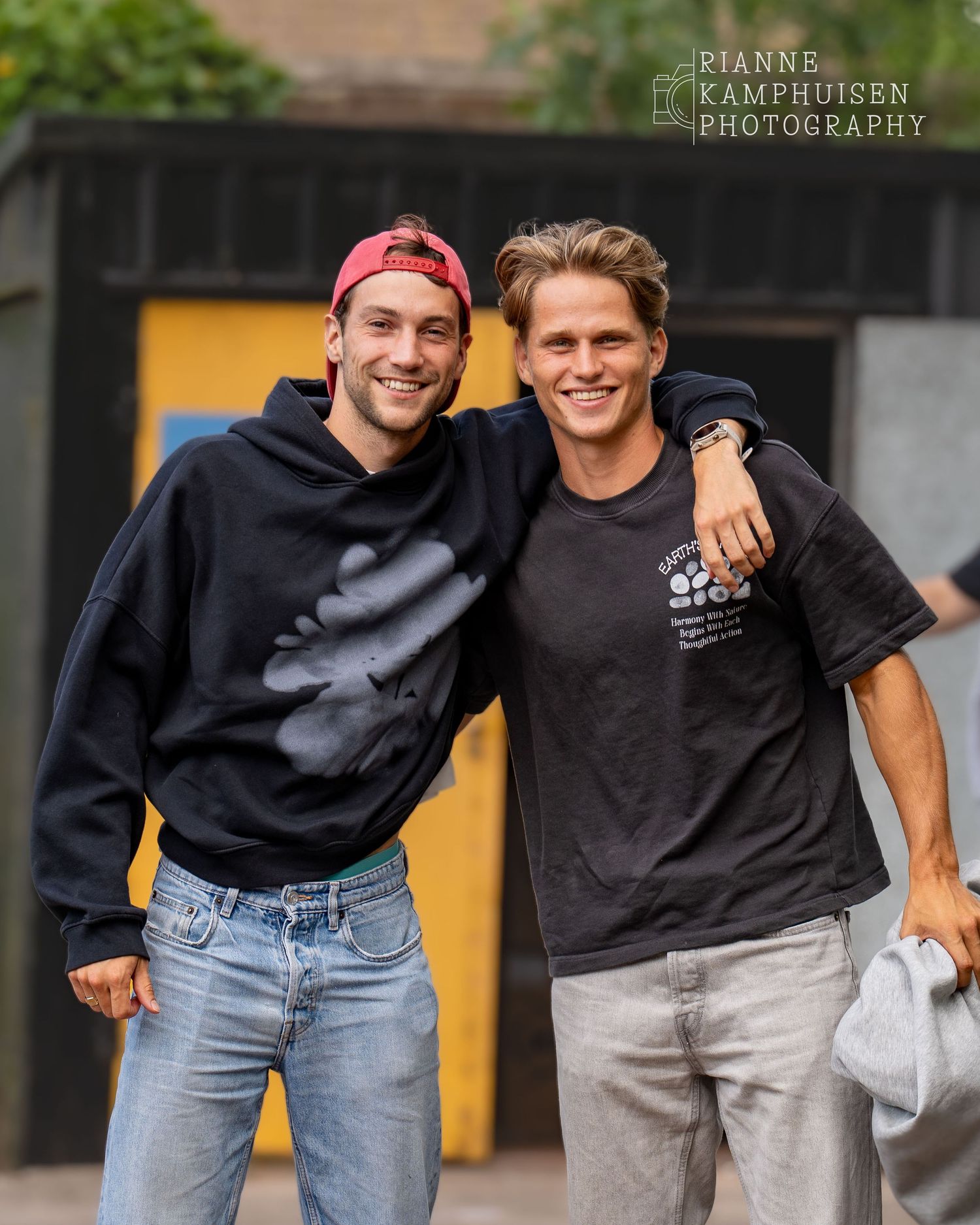 Actiefoto's van de vrijdagavond van een gravel tennistoernooi met spelers in actie, dubbelspel, toeschouwers en zomerse sfeer rond de baan.