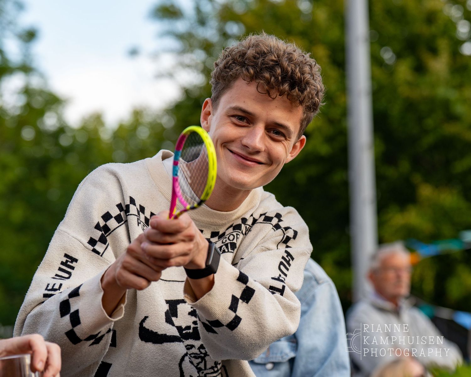 Actiefoto's van de vrijdagavond van een gravel tennistoernooi met spelers in actie, dubbelspel, toeschouwers en zomerse sfeer rond de baan.
